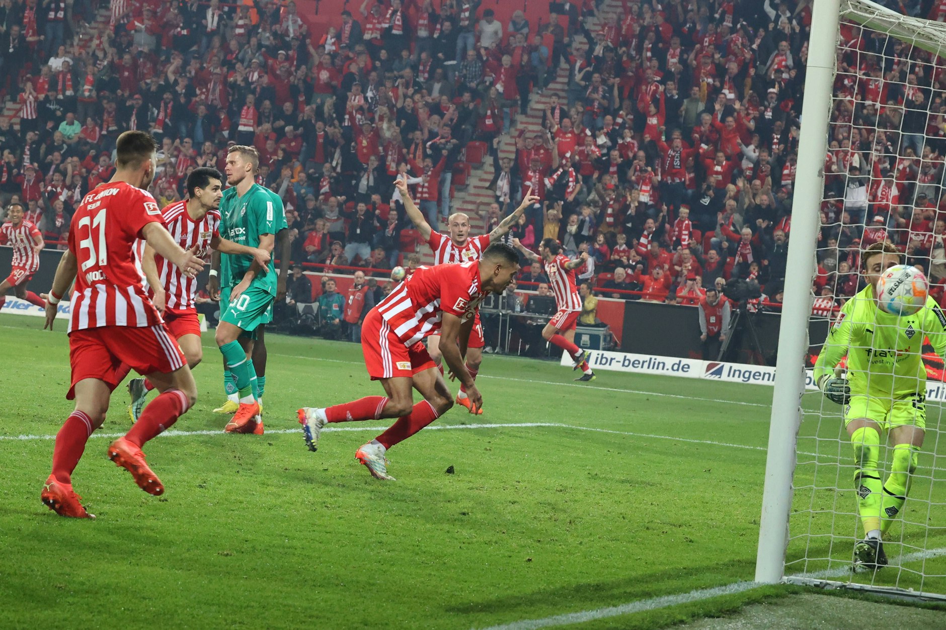 Der Moment, als die Alte Försterei Kopf stand: Danilho Doekhi schädelt die Kugel zum 2:1-Siegtreffer gegen Mönchengladbach rein. Der 1. FC Union ist wieder Erster.&nbsp;