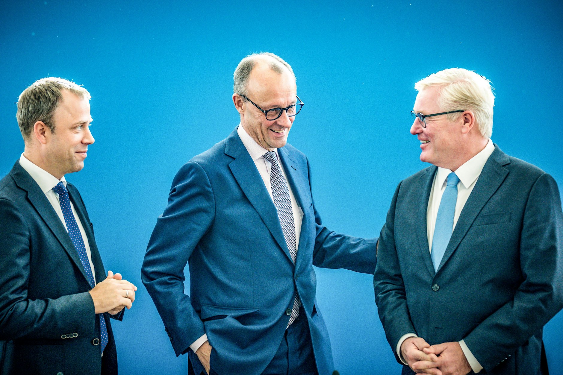 Friedrich Merz, CDU Bundesvorsitzender, steht zwischen Mario Czaja, CDU Generalsekretär (l.) und Bernd Althusmann Spitzenkandidat der CDU in Niedersachsen.