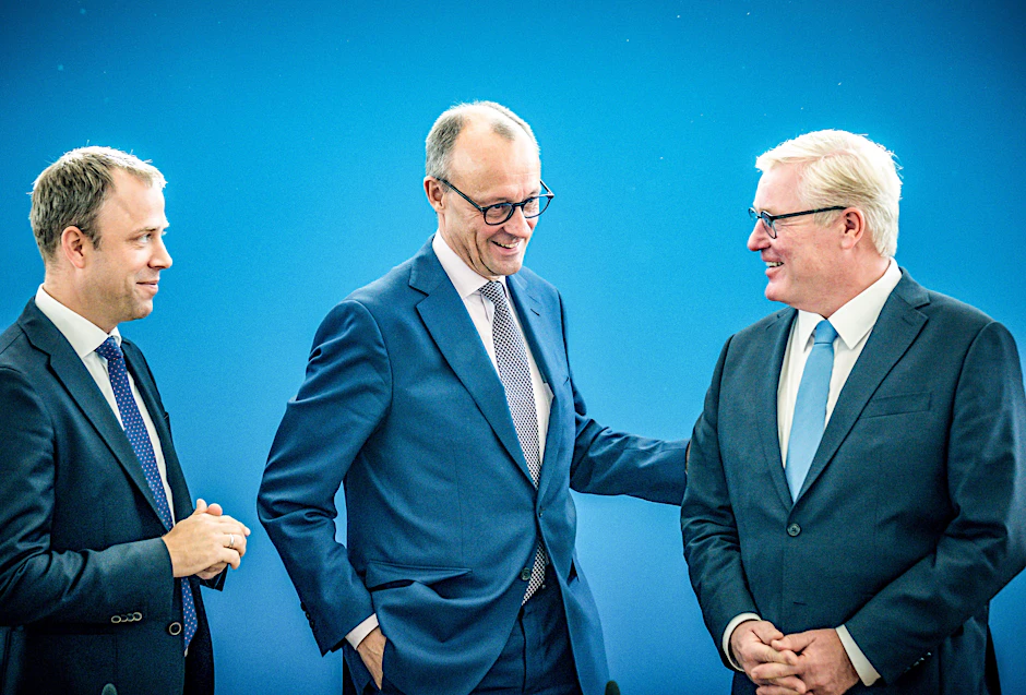 Friedrich Merz, CDU Bundesvorsitzender, steht zwischen Mario Czaja, CDU Generalsekretär (l.) und Bernd Althusmann Spitzenkandidat der CDU in Niedersachsen.