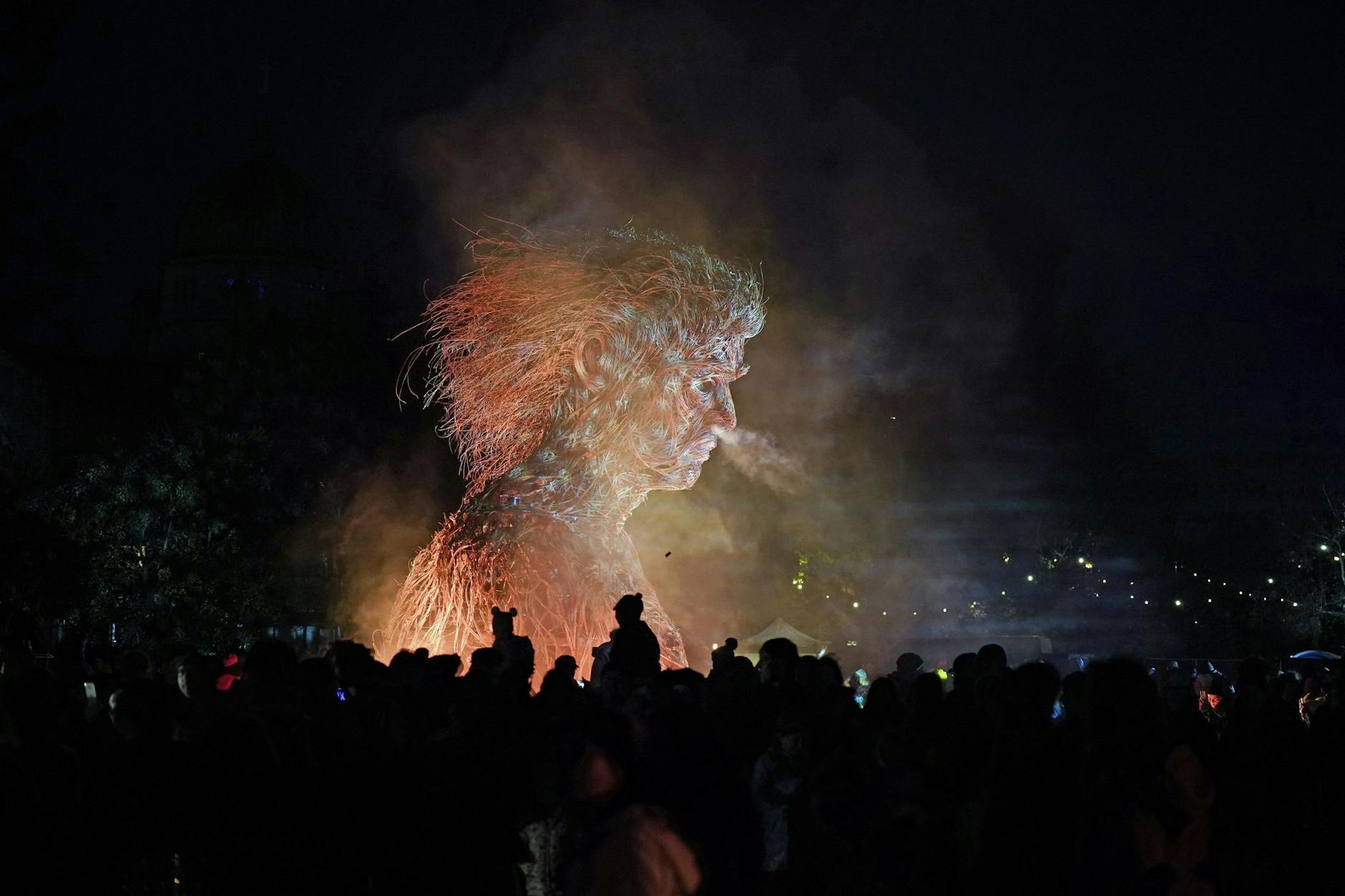 Das Publikum schaut zu, während der sieben Meter hohe Riese «Con Mor» bei der Macnas Halloween-Show in Galway, Irland ausgestellt wird.