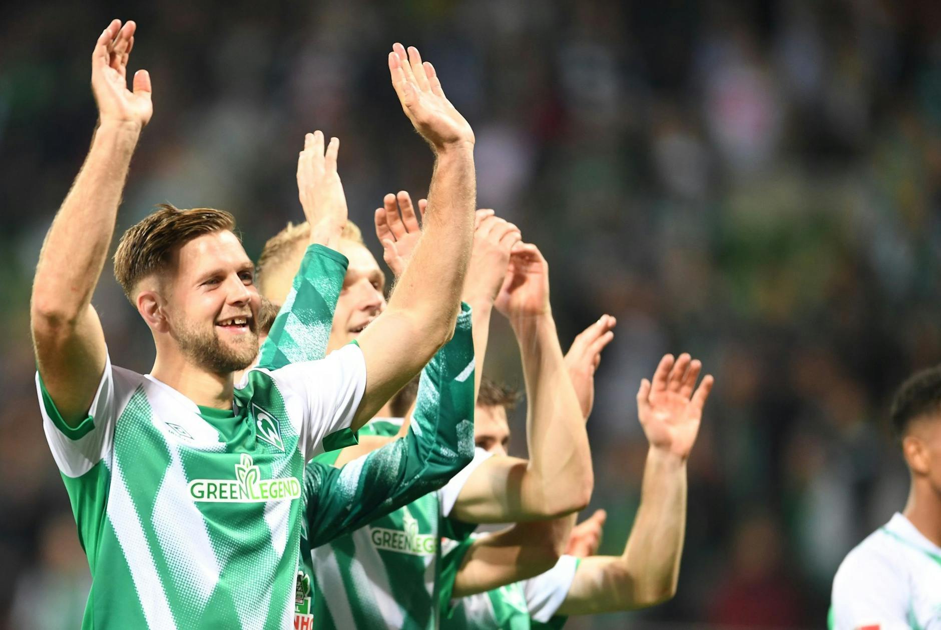 Werders Torschütze zum 1:0, Niclas Füllkrug, feiert mit den Fans.