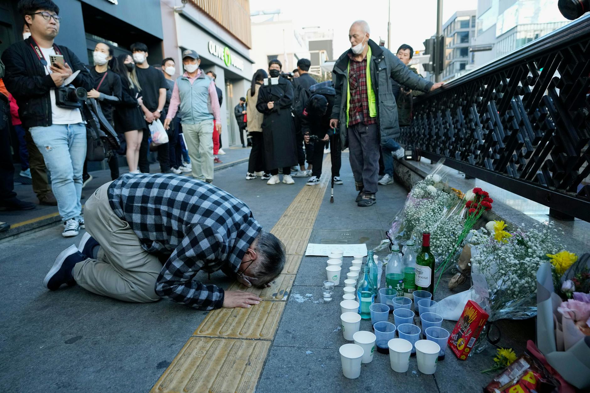 Ein Mann verbeugt sich am Morgen nach der tödlichen Massenpanik an der U-Bahn-Station Itaewon in Seoul. Mindestens 151 Menschen wurden bei der Massenpanik getötet. 