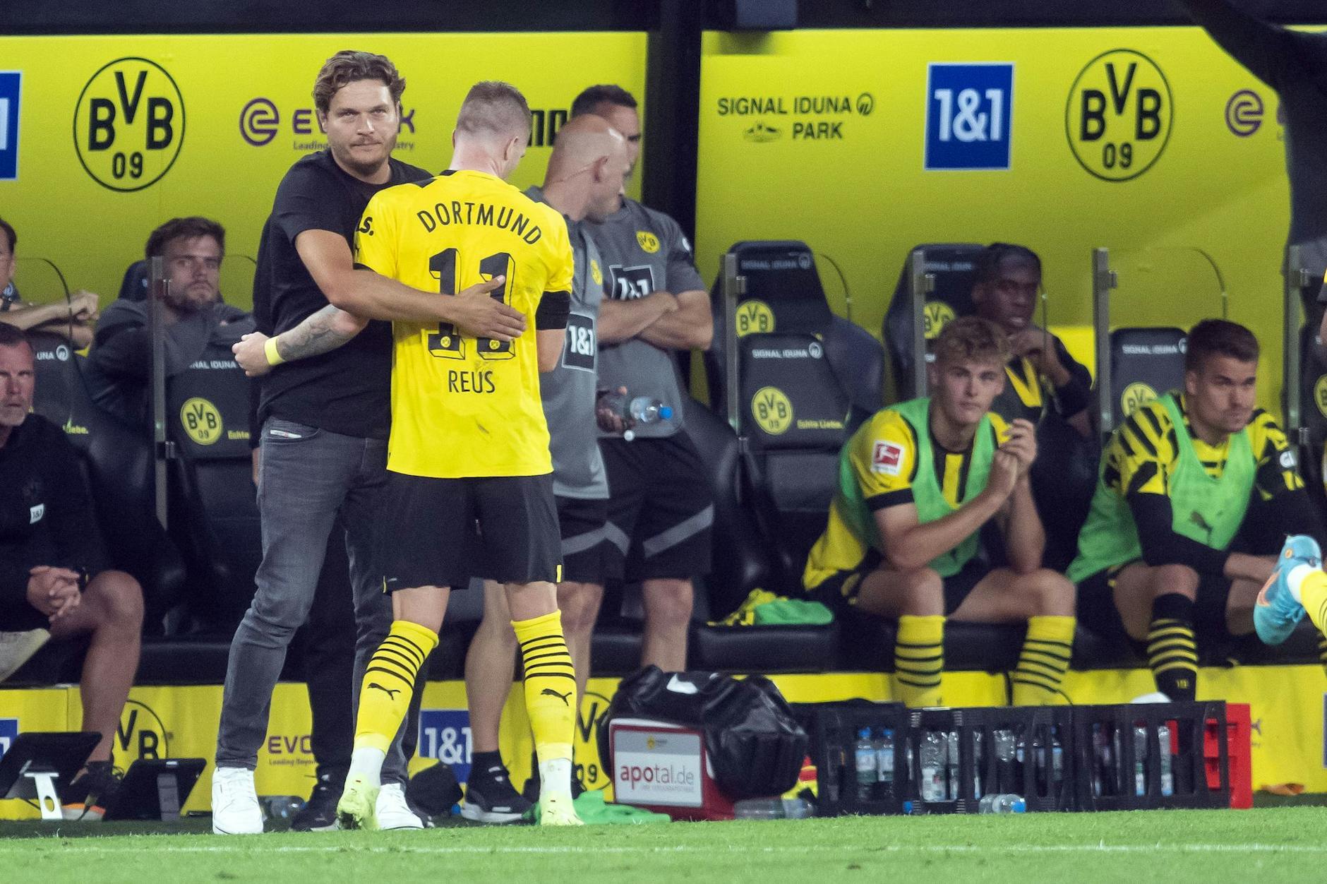 ARCHIV - BVB-Trainer Edin Terzic (l) umarmt Marco Reus bei einer Auswechslung.