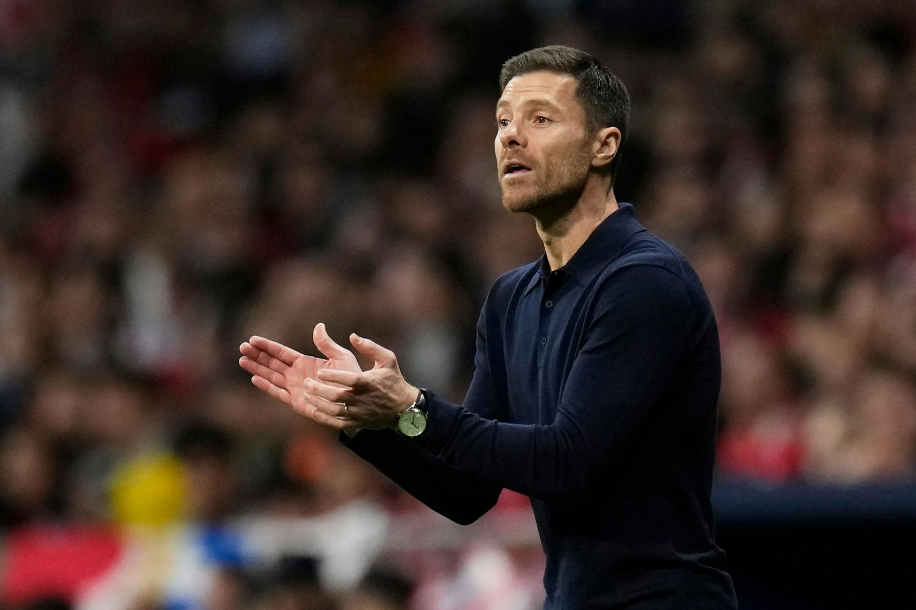 Bayer-Trainer Xabi Alonso treibt seine Mannschaft während einer Partie an.