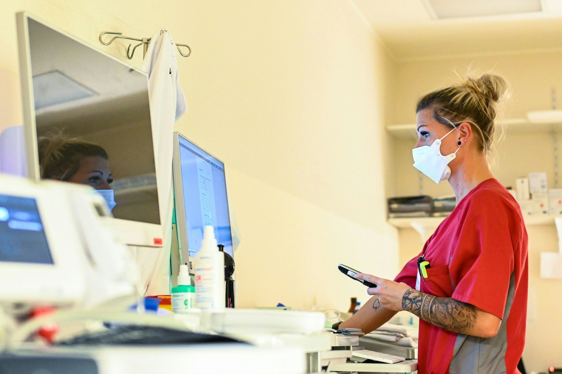 Krankenpflegerin Anne Petzold arbeitet auf der Komfortstation des Humboldt-Klinikums.
