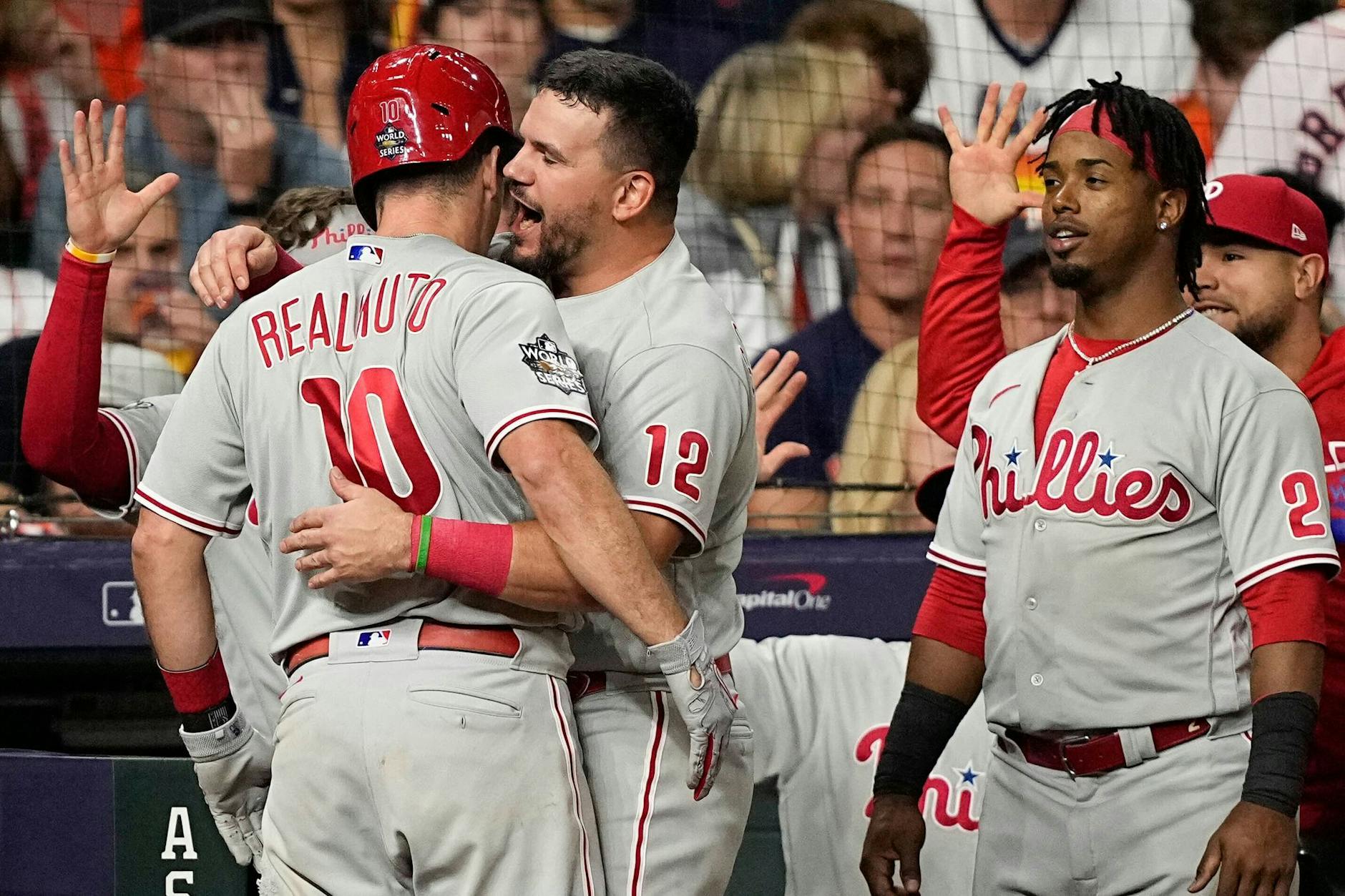 J.T. Realmuto (l) von den Phillies wird für seinen Homerun im ersten Spiel gegen Houston gefeiert.