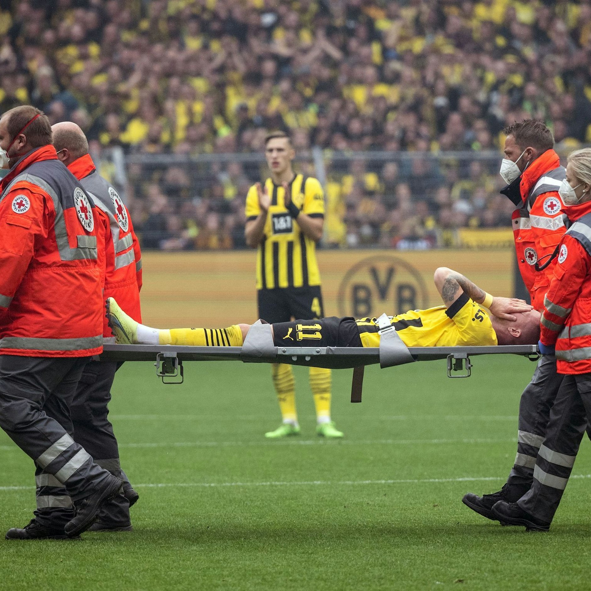 Dortmunds Marco Reus verletzte sich beim Derby gegen Schalke schwer.