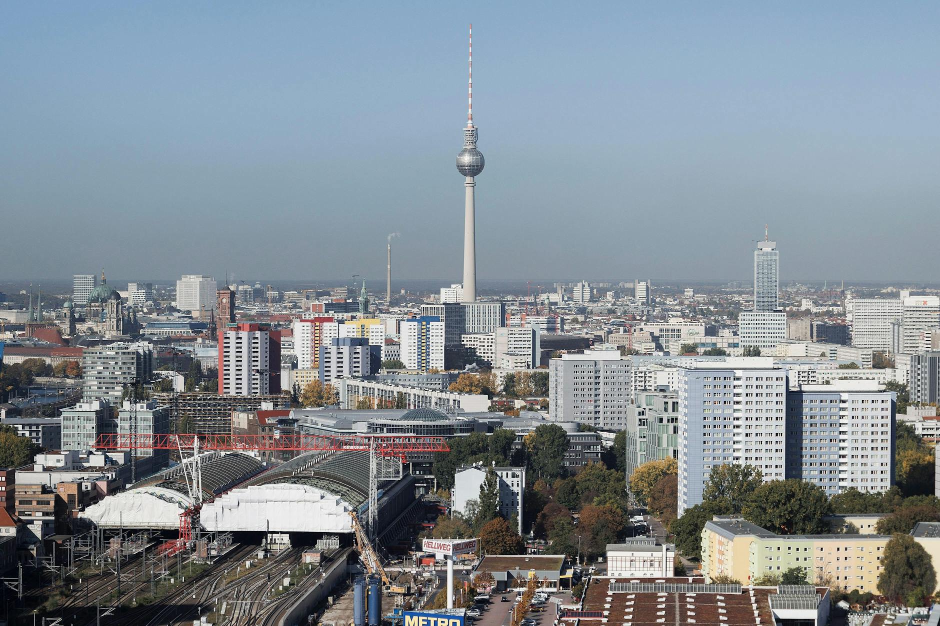 Blick auf den Berliner Fernsehturm vom 31. Stockwerk des Edge East Side Berlin. 