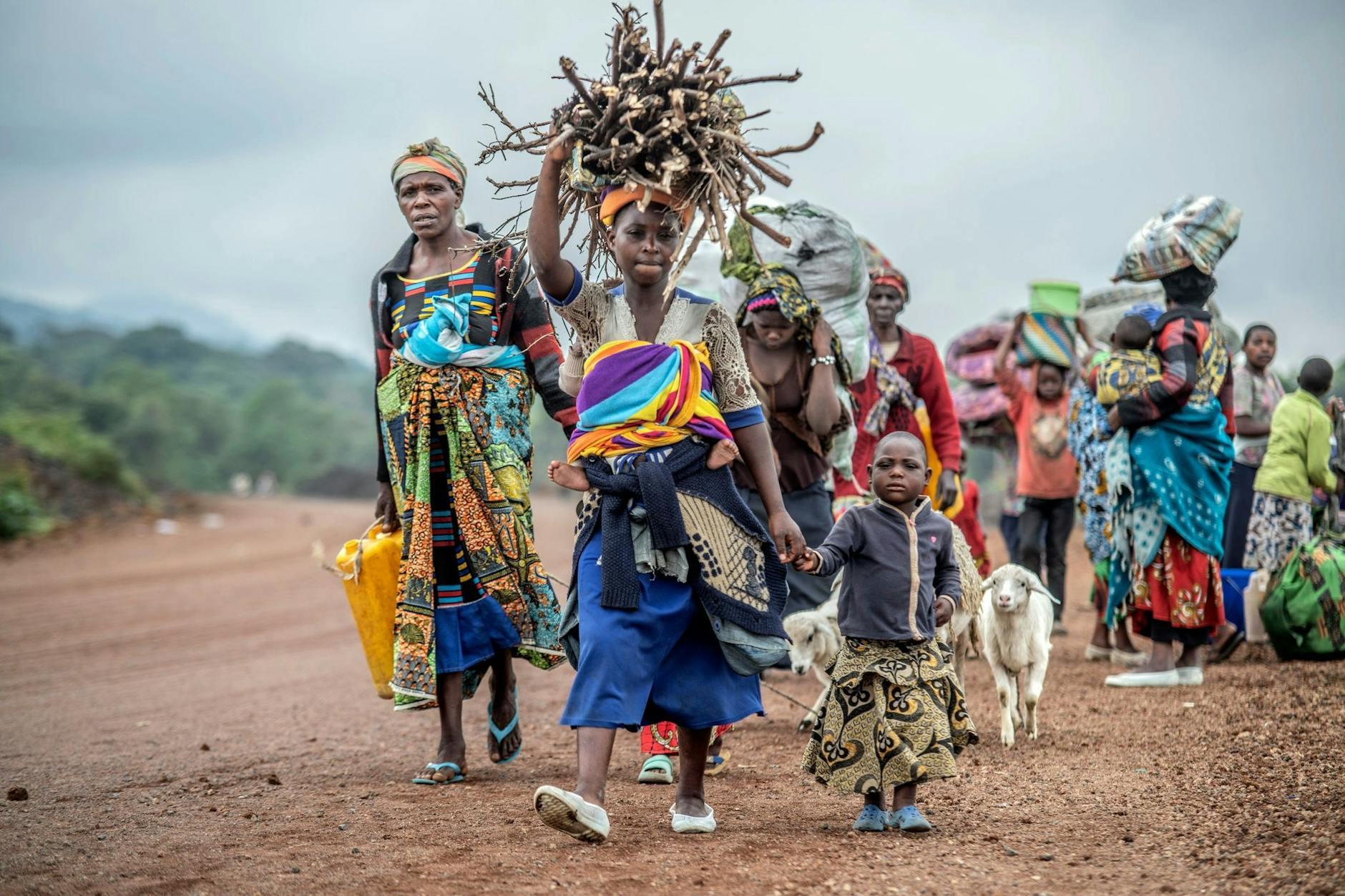 Einwohner fliehen vor Kämpfen zwischen M23-Rebellen und kongolesischen Streitkräften in Kibumba. Rund 23 000 Menschen sind in der Demokratischen Republik Kongo auf der Flucht.