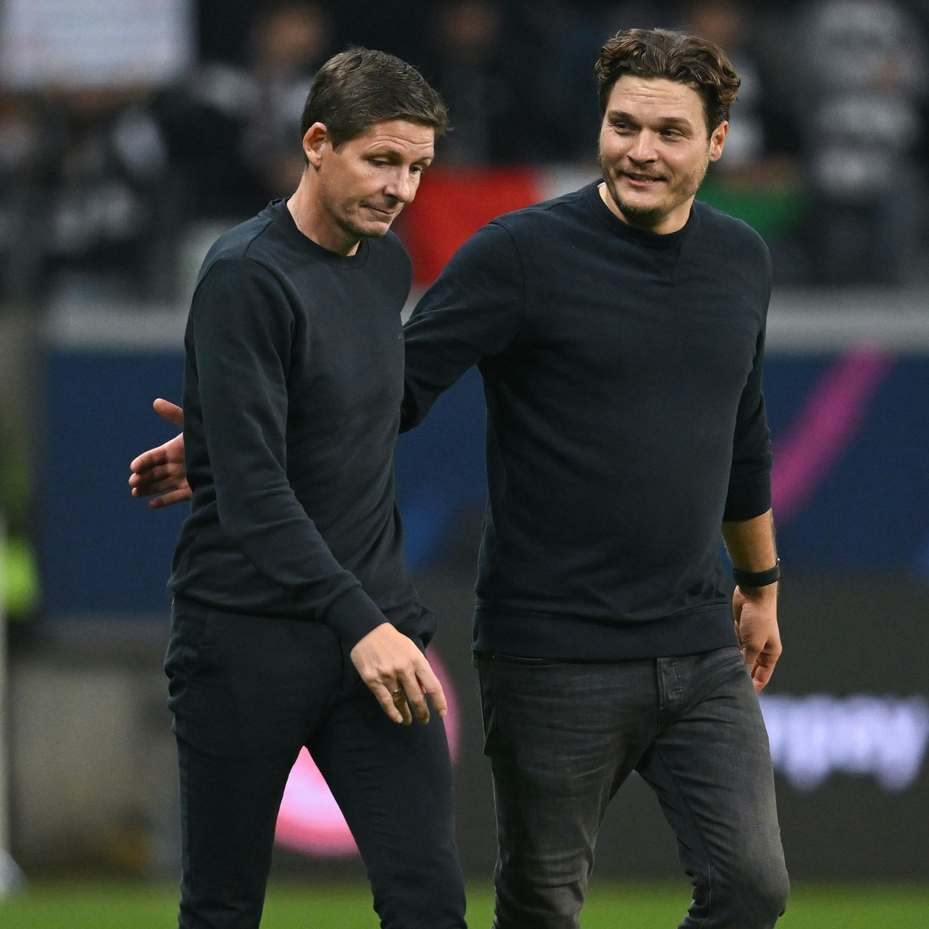 Partnerlook mit schwarzen Pullis geht auch: Frankfurts Oliver Glasner und Dortmunds Edin Terzic laufen gemeinsam auf den Rasen.