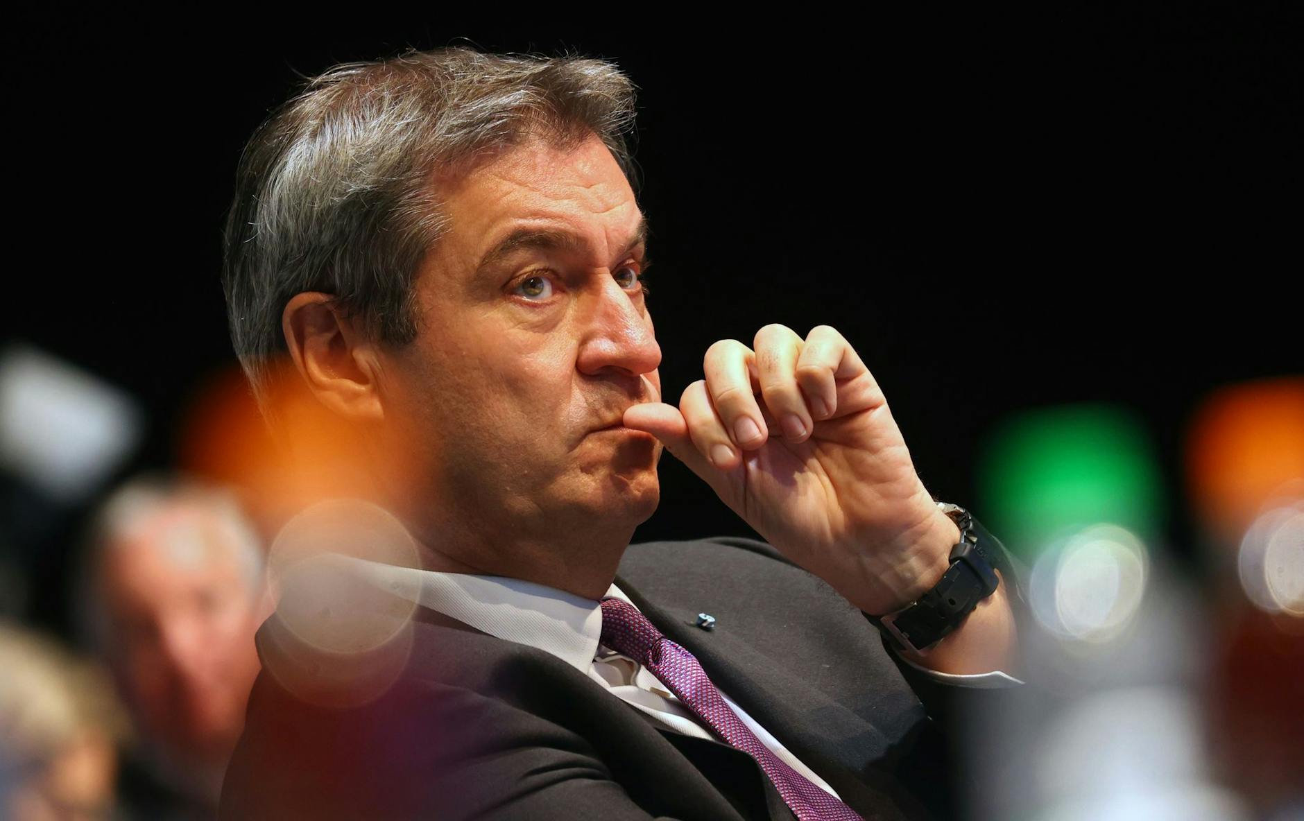 dpatopbilder - Der CSU-Vorsitzende und bayerische Ministerpräsident Markus Söder sitzt beim CSU-Parteitag im Plenum.