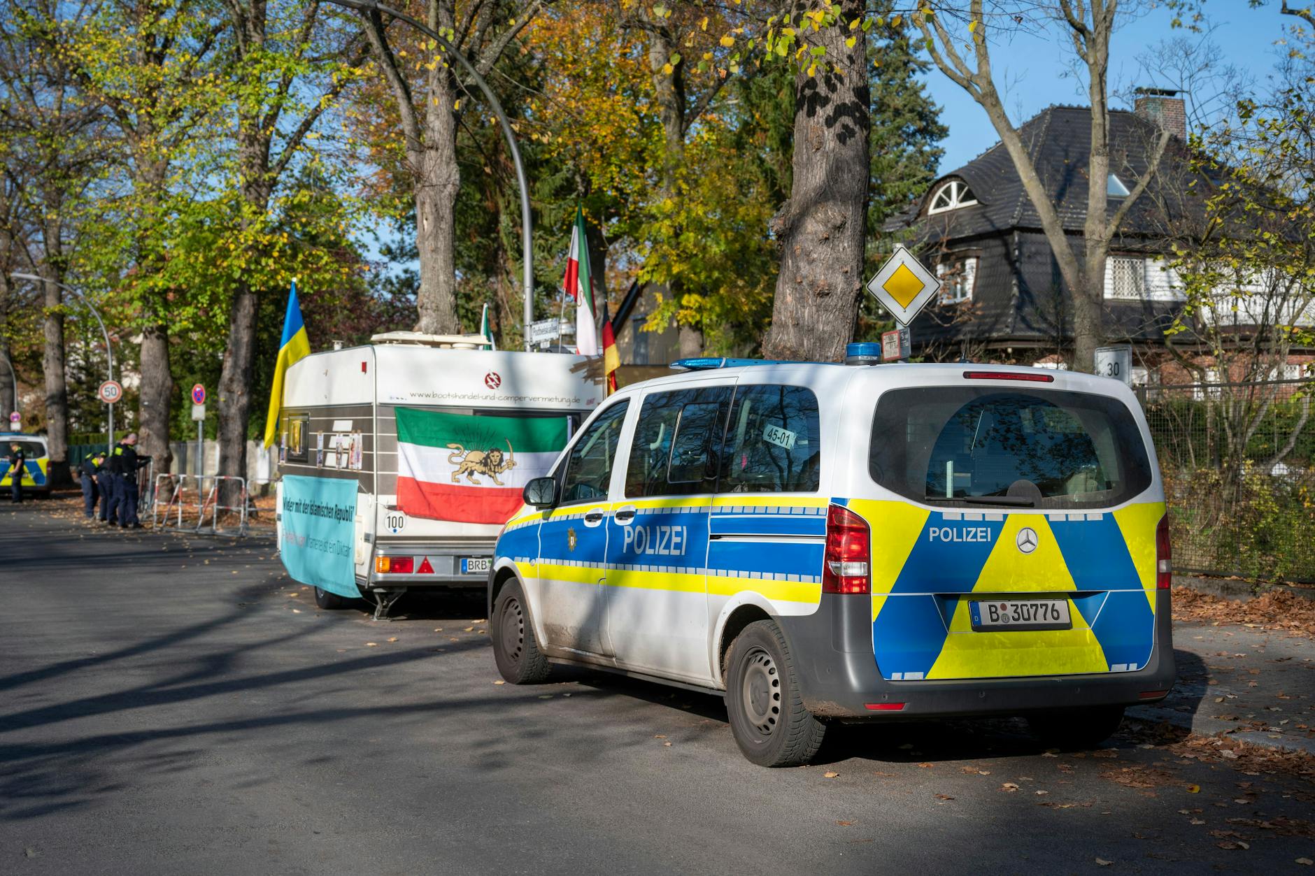 Vor der iranischen Botschaft in Berlin steht ein Protestcamp von Aktivisten, die gegen das iranische Regime demonstrieren. Sie wurden von Unbekannten angegriffen. 