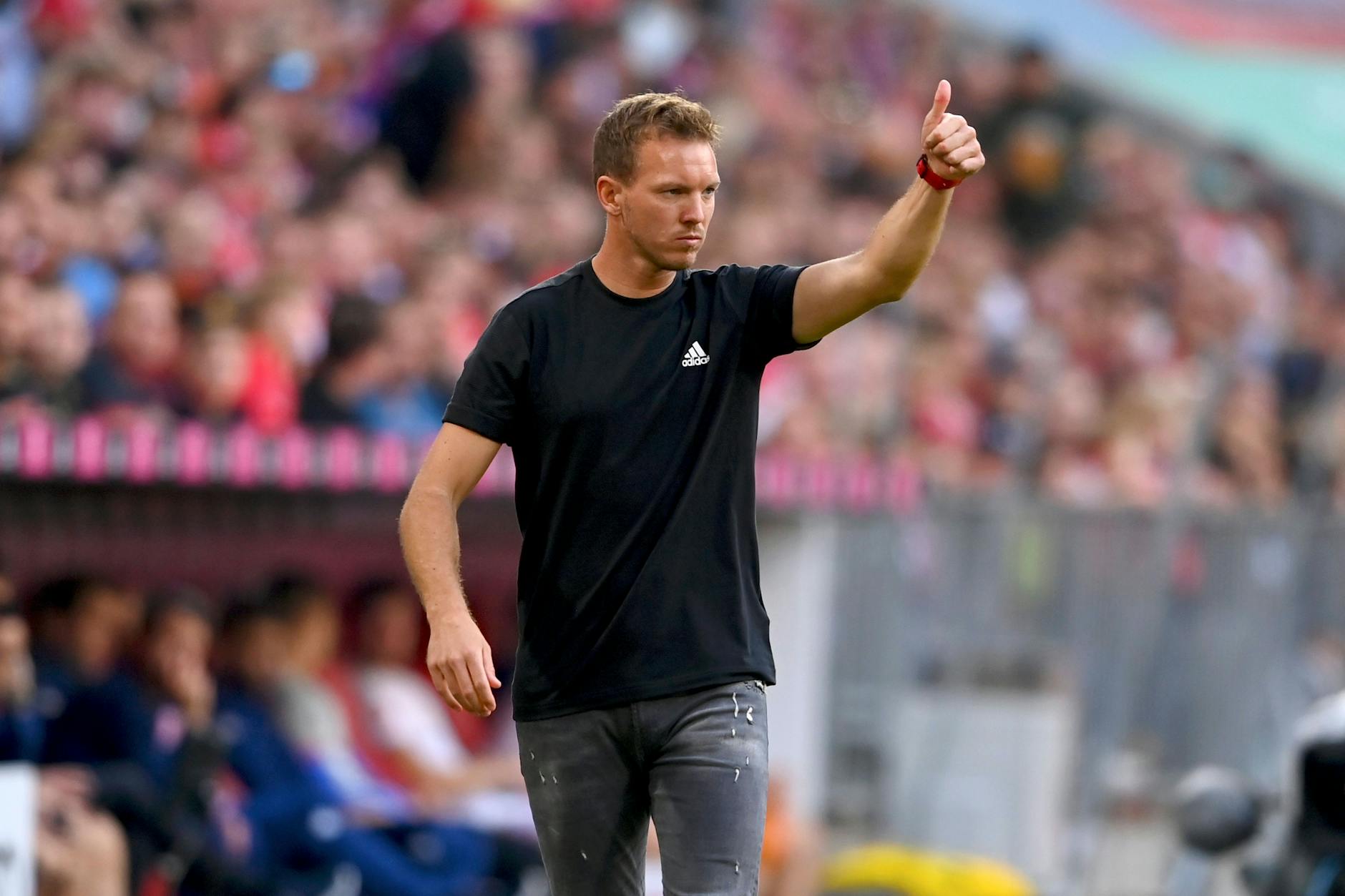 Verrückte Welt! Nach dem Oktoberfest kann Bayerns Trainer Julian Nagelsmann noch im schwarzen T-Shirt coachen.
