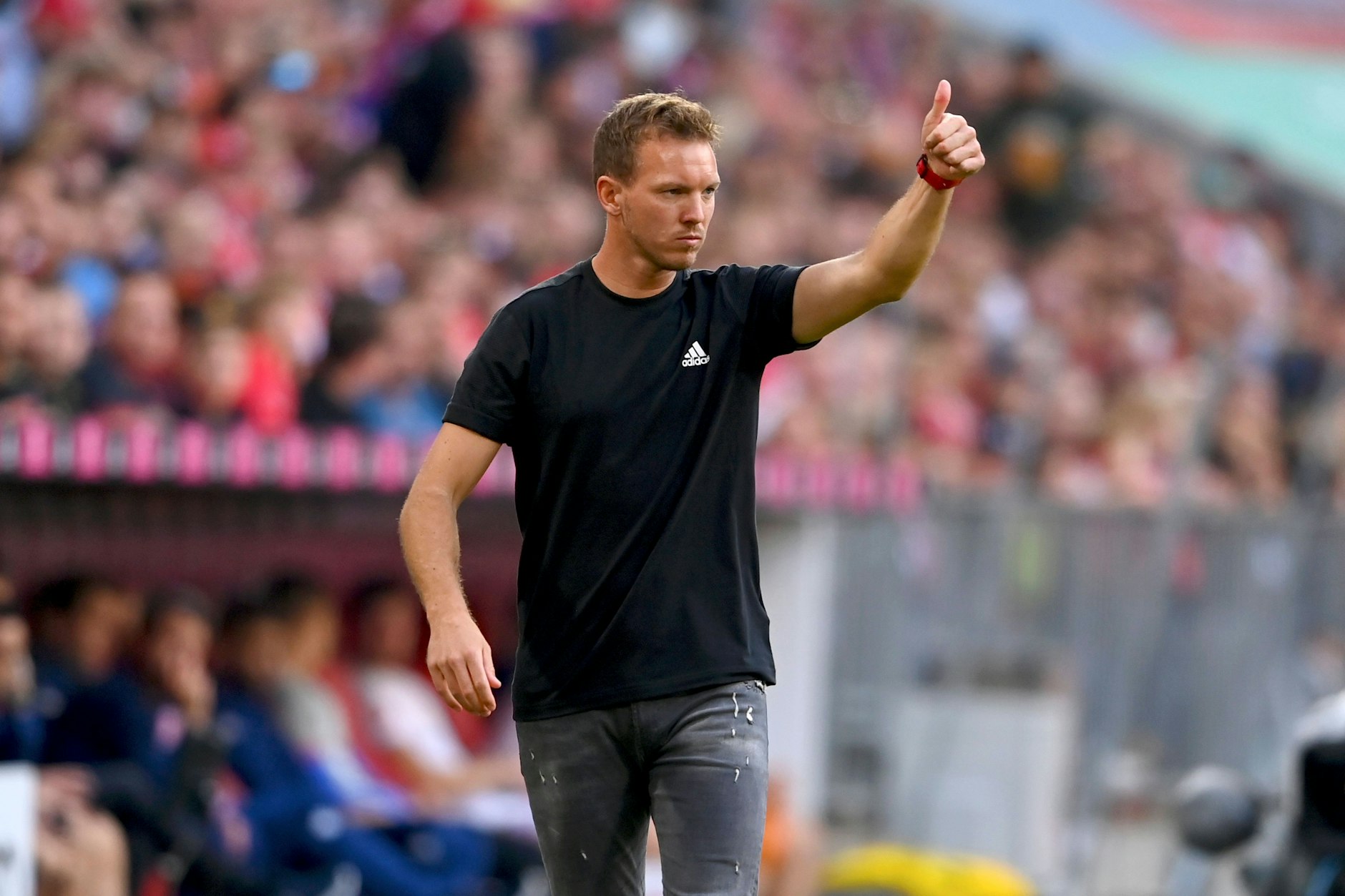 Verrückte Welt! Nach dem Oktoberfest kann Bayerns Trainer Julian Nagelsmann noch im schwarzen T-Shirt coachen.