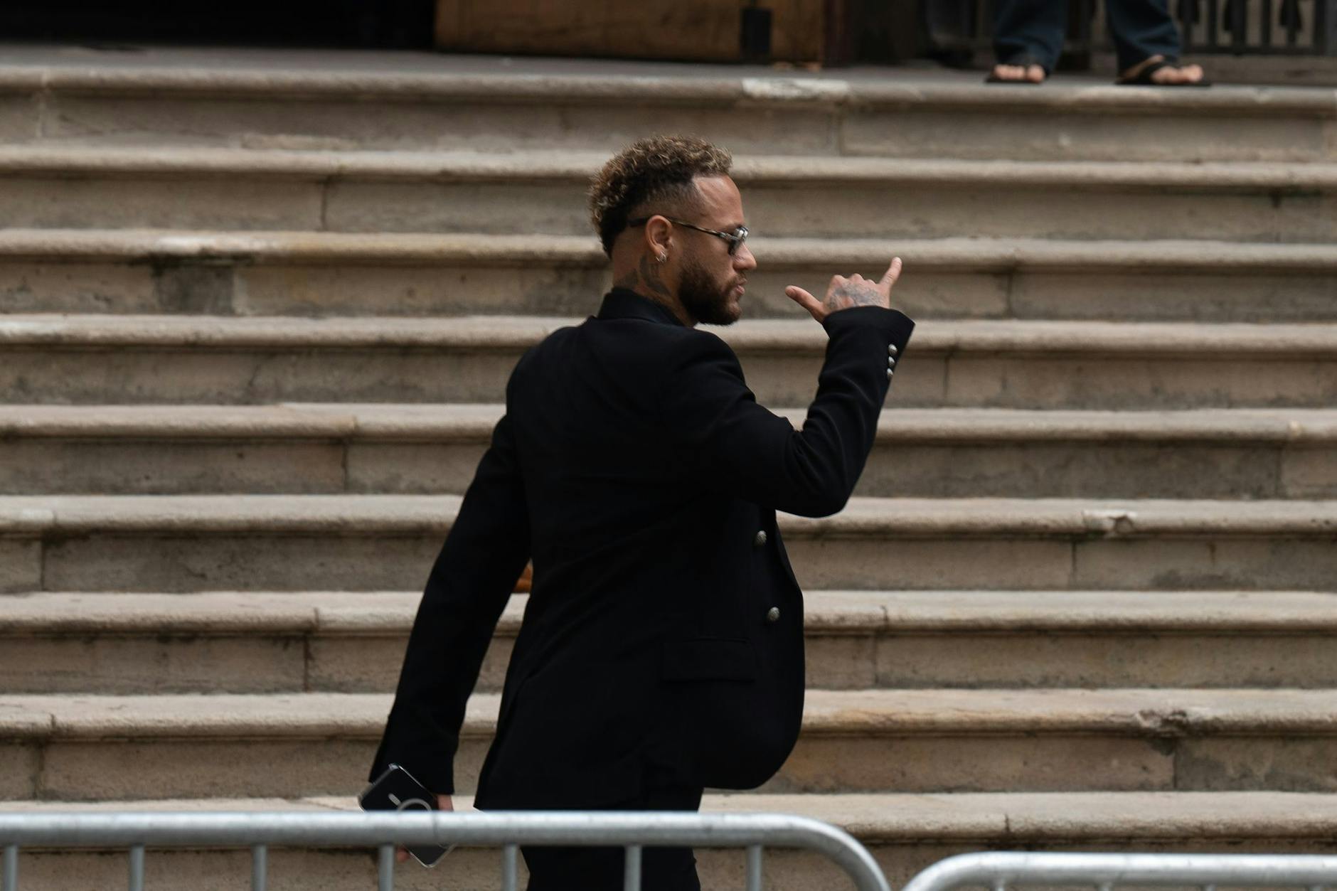 ARCHIV - Neymar verlässt die Gerichtsverhandlung.