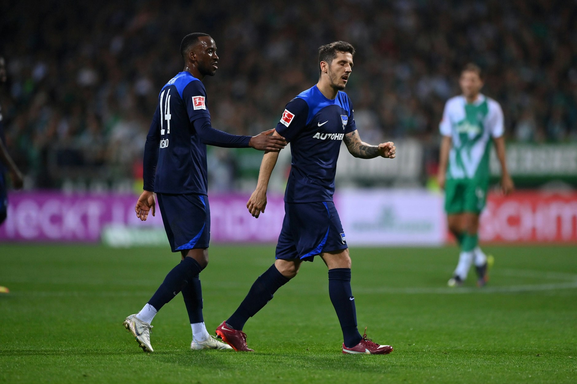 Bitterer Abgang! Herthas Stevan Jovetic geht in Bremen entnervt vom Platz, weil er wieder verletzt ist. Dodi Lukebakio versucht, ihn zu trösten.