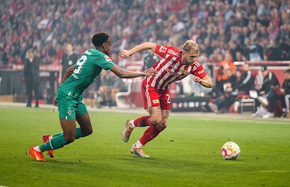 Robin Knoche, Jamie Leweling und Sven Michel (v. l.) feiern den 2:1-Sieg des 1. FC Union Berlin gegen Borussia Mönchengladbach.