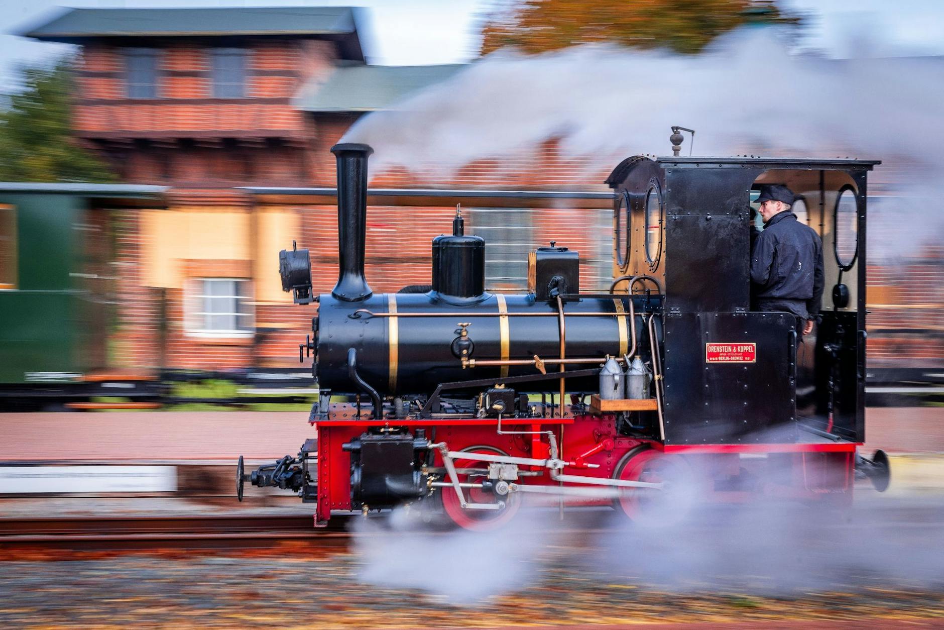 Lokführer Christian Süske und Heizer Nils Böttcher rangieren die kleine Dampflok mit Baujahr 1921 vor einen Personenzug. Im Bahnhof wird der Zug für eine Fahrt auf der Kleinbahnstrecke "Kaffeebrenner" vorbereitet. Die Bahnstrecke in Nordwestmecklenburg wurde am 06.06.1905 als «Großherzoglich-Mecklenburgische Friedrich-Franz-Eisenbahn» eröffnet.