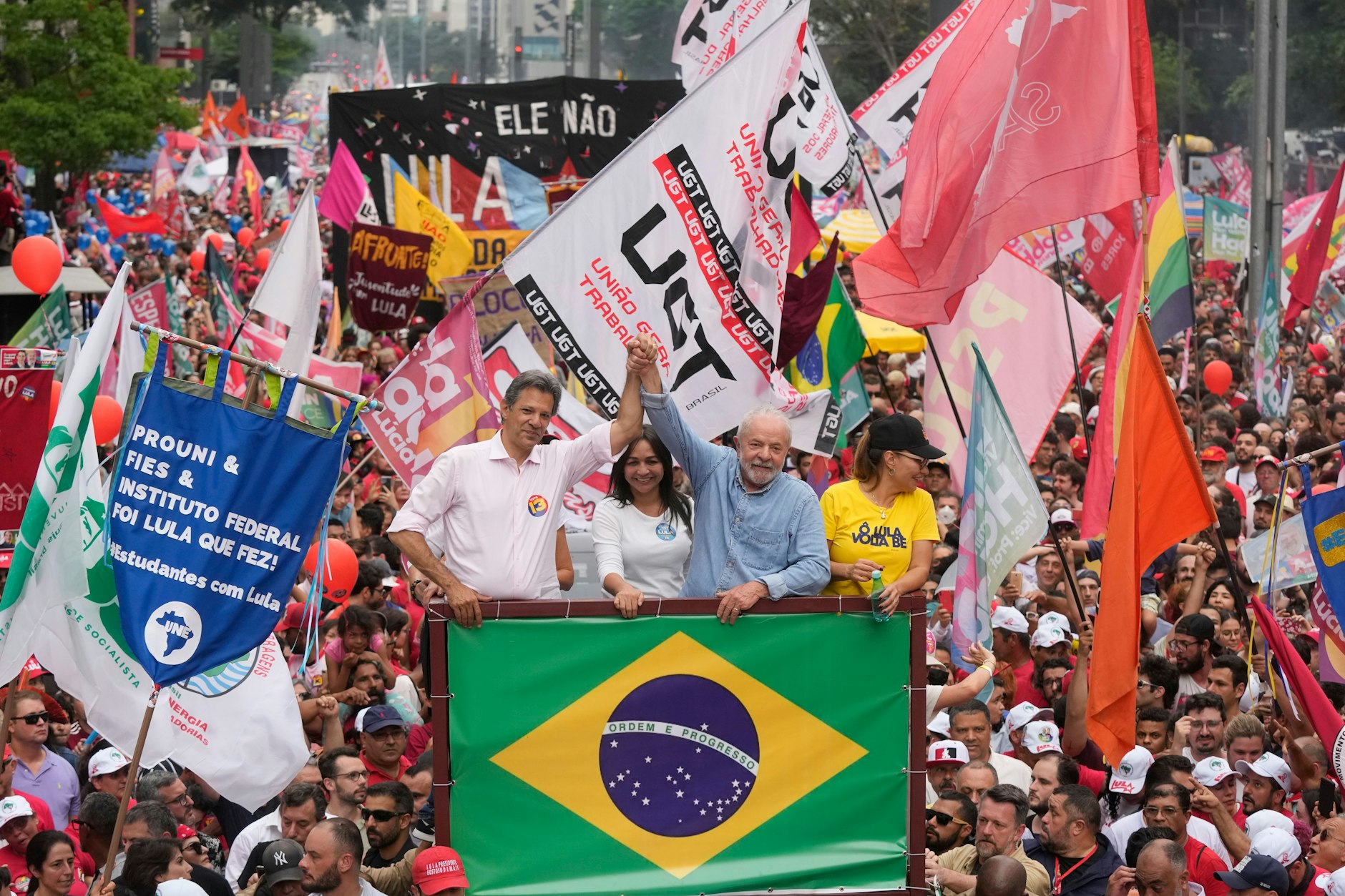 Luiz Inacio Lula da Silva (Mitte, re.) zieht bei einer Wahlkampfveranstaltung durch Sao Paulo.