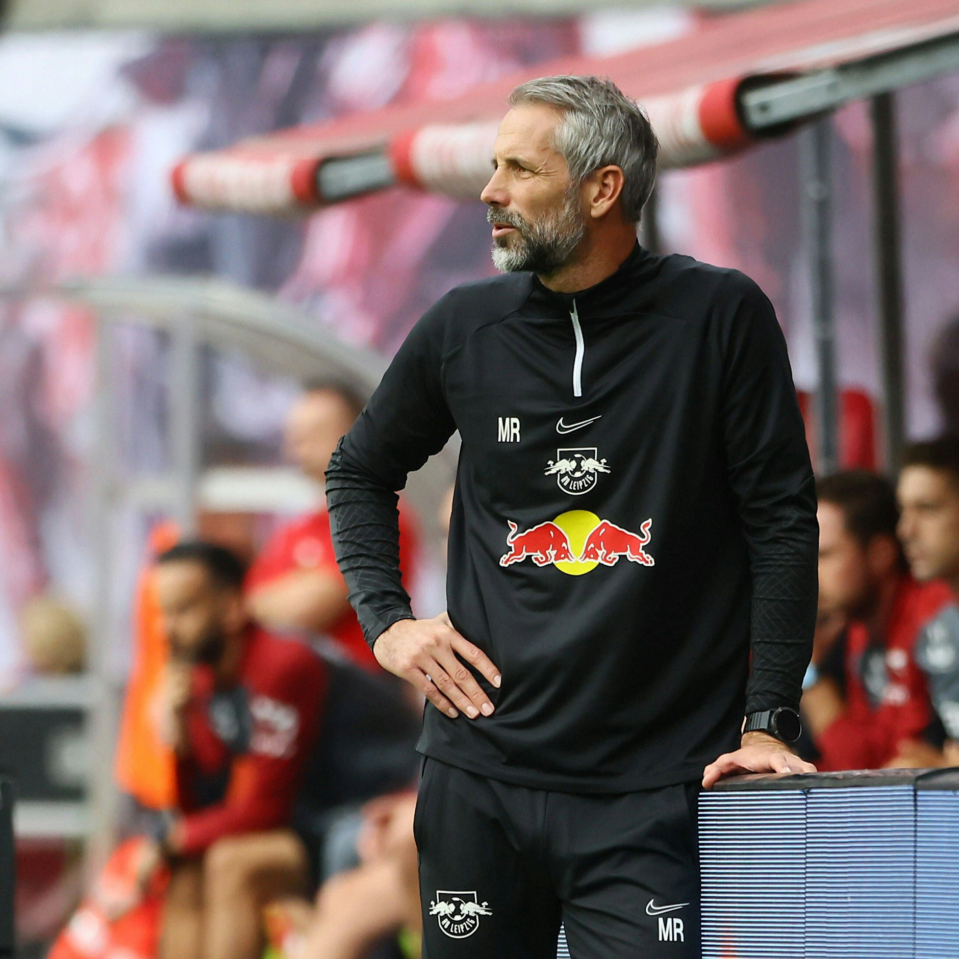 Leipzigs Trainer Marco Rose bevorzugte den Trainingsanzug und fiel damit aus der modischen Reihe.