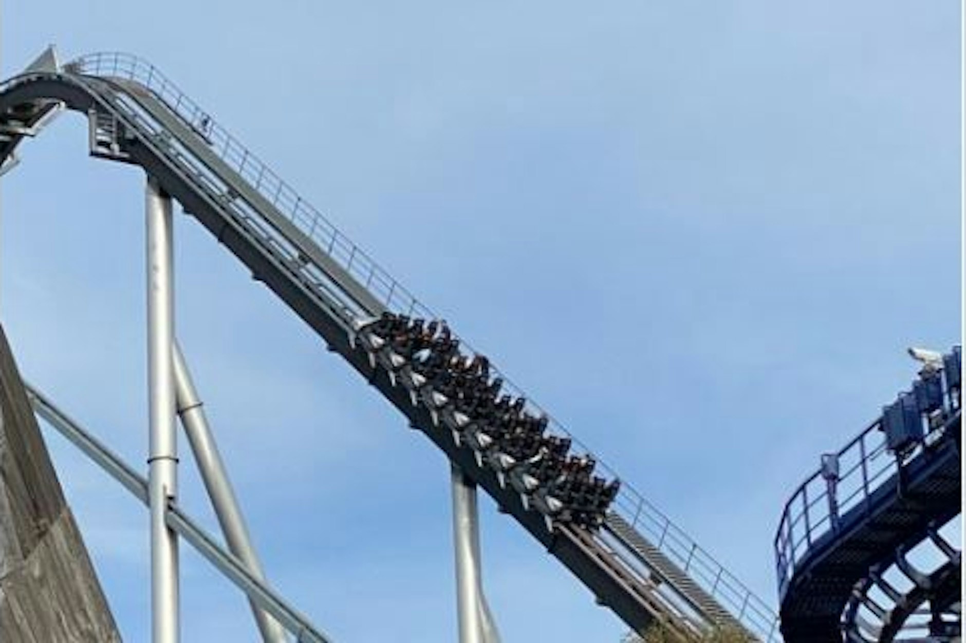 Das Foto zeigt, wie die Wagen der Achterbahn auf dem Anstieg angehalten haben. Von dort aus krabbelten die Fahrgäste eine Treppe hinunter.&nbsp;