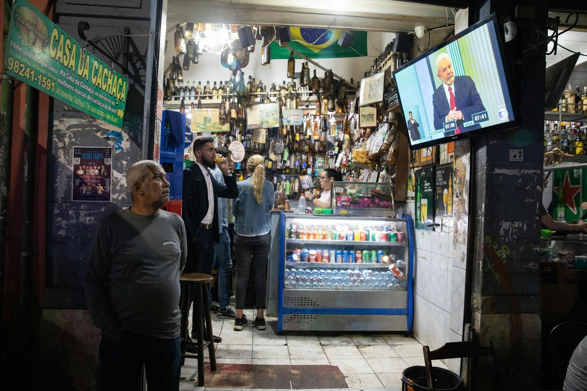 dpatopbilder - In einer Bar im Stadtviertel Lapa, Rio de Janeiro, schauen Menschen die letzte TV-Debatte zwischen den beiden brasilianischen Präsidentschaftskandidaten da Silva und Bolsonaro.