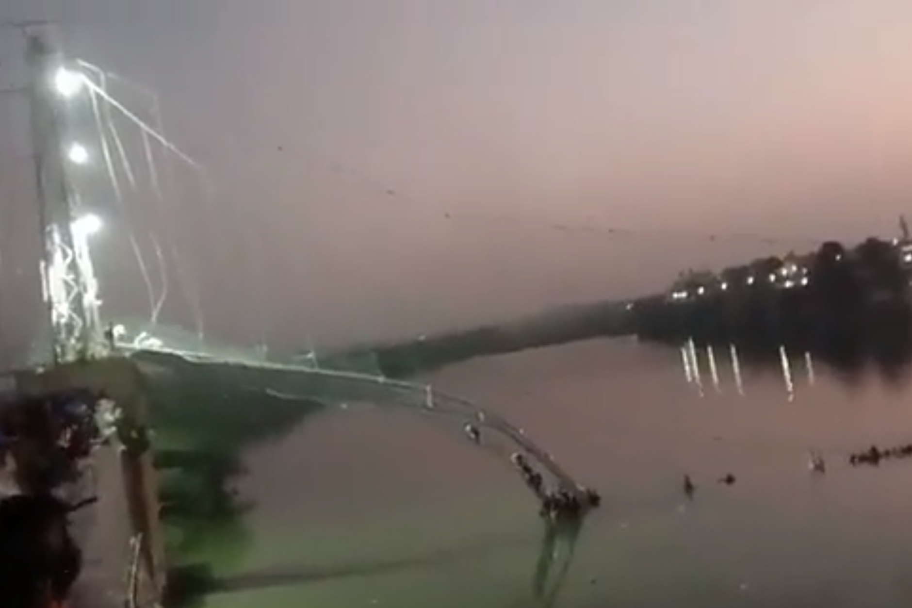 Zum Zeitpunkt als die Brücke in Indien zusammenbrach, sollen sich viele Menschen darauf befunden haben.