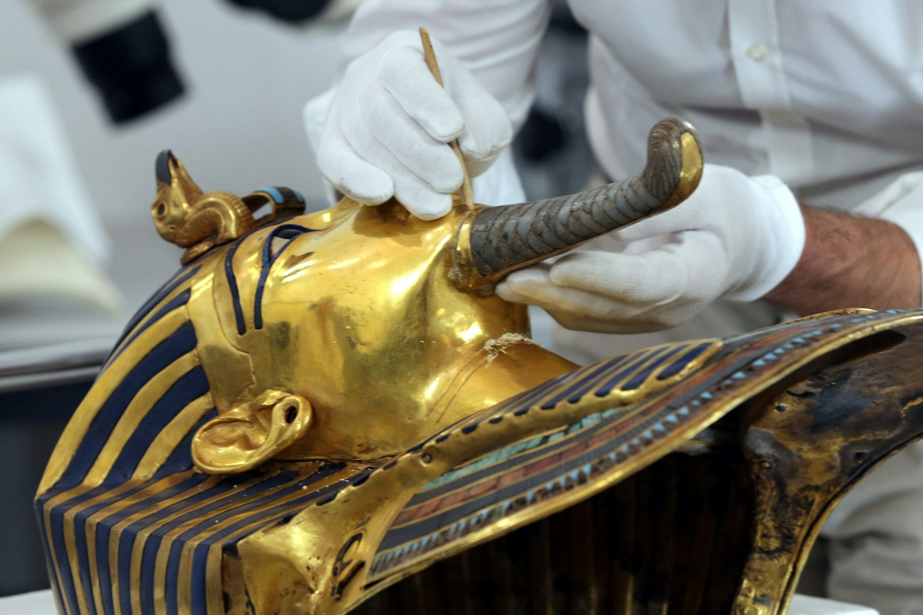Der deutsche Restaurator Christian Eckmann bei Arbeiten an der goldenen Totenmaske von Pharao Tutanchamun während der Restauration.&nbsp;