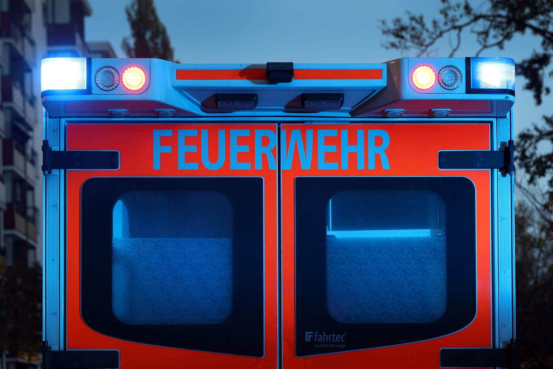 Ein Rettungswagen der Berliner Feuerwehr im Einsatz