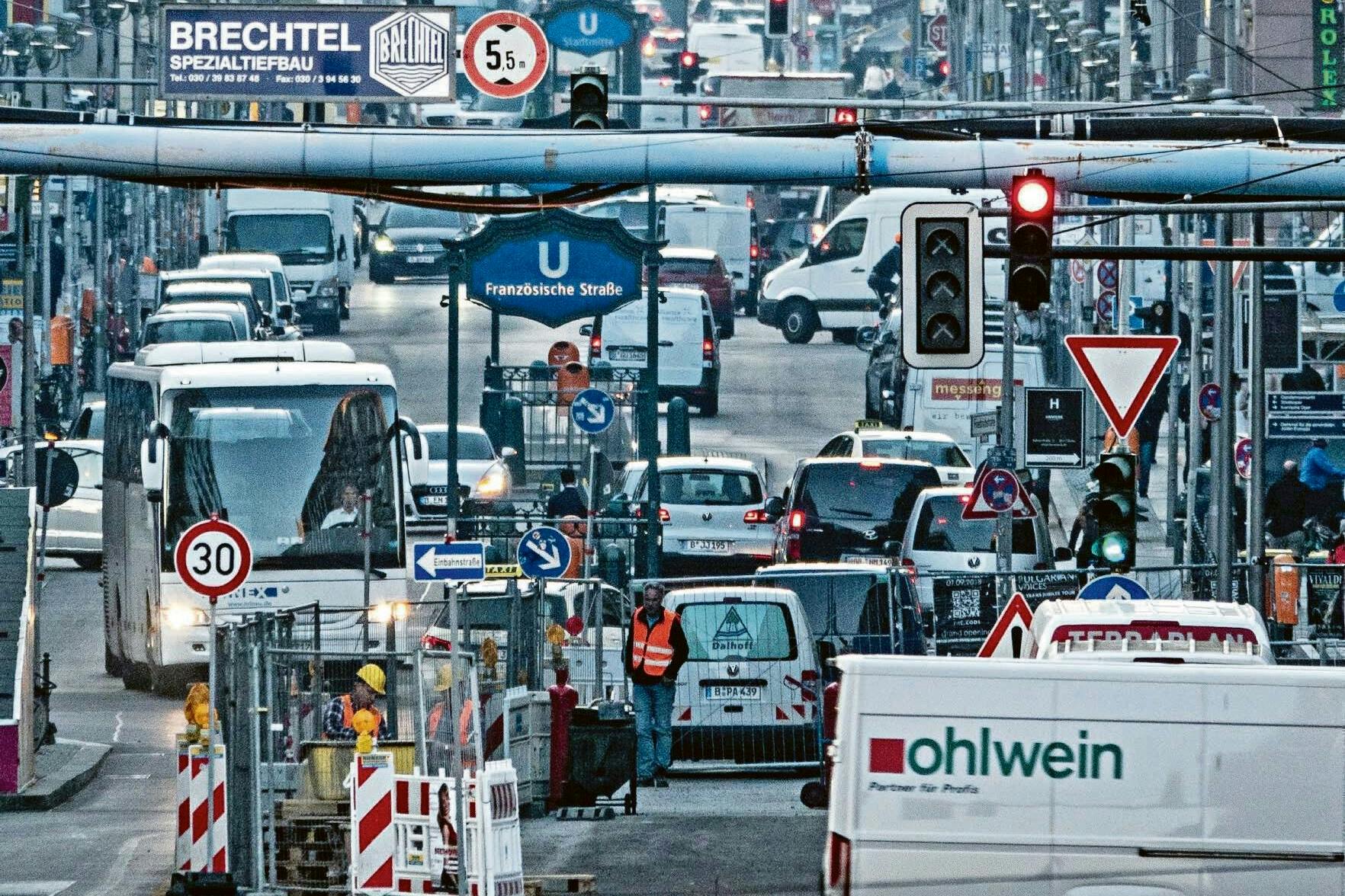 Die Friedrichstraße in Mitte – bevor der Abschnitt rund um die Galeries Lafayette für Kraftfahrzeuge gesperrt wurde. Der U-Bahnhof Französische Straße ist seit Dezember 2020 geschlossen.