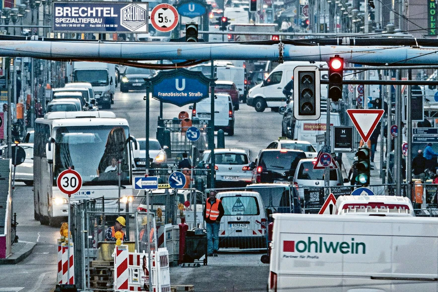 Die Friedrichstraße in Mitte – bevor der Abschnitt rund um die Galeries Lafayette für Kraftfahrzeuge gesperrt wurde. Der U-Bahnhof Französische Straße ist seit Dezember 2020 geschlossen.