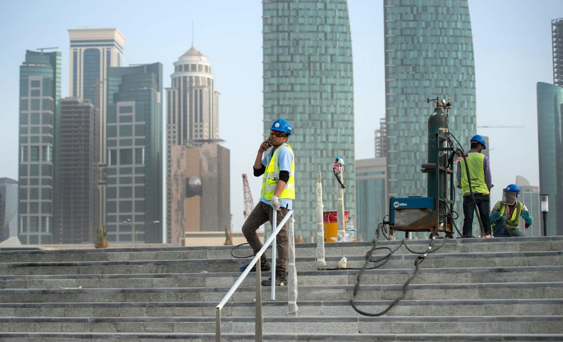 ARCHIV - Internationale Kritik gibt es nicht nur an der Vergabe, sondern auch an schwierigen Arbeitsbedingungen von ausländischen Bauarbeitern in Katar. esse-Agentur GmbH/dpa