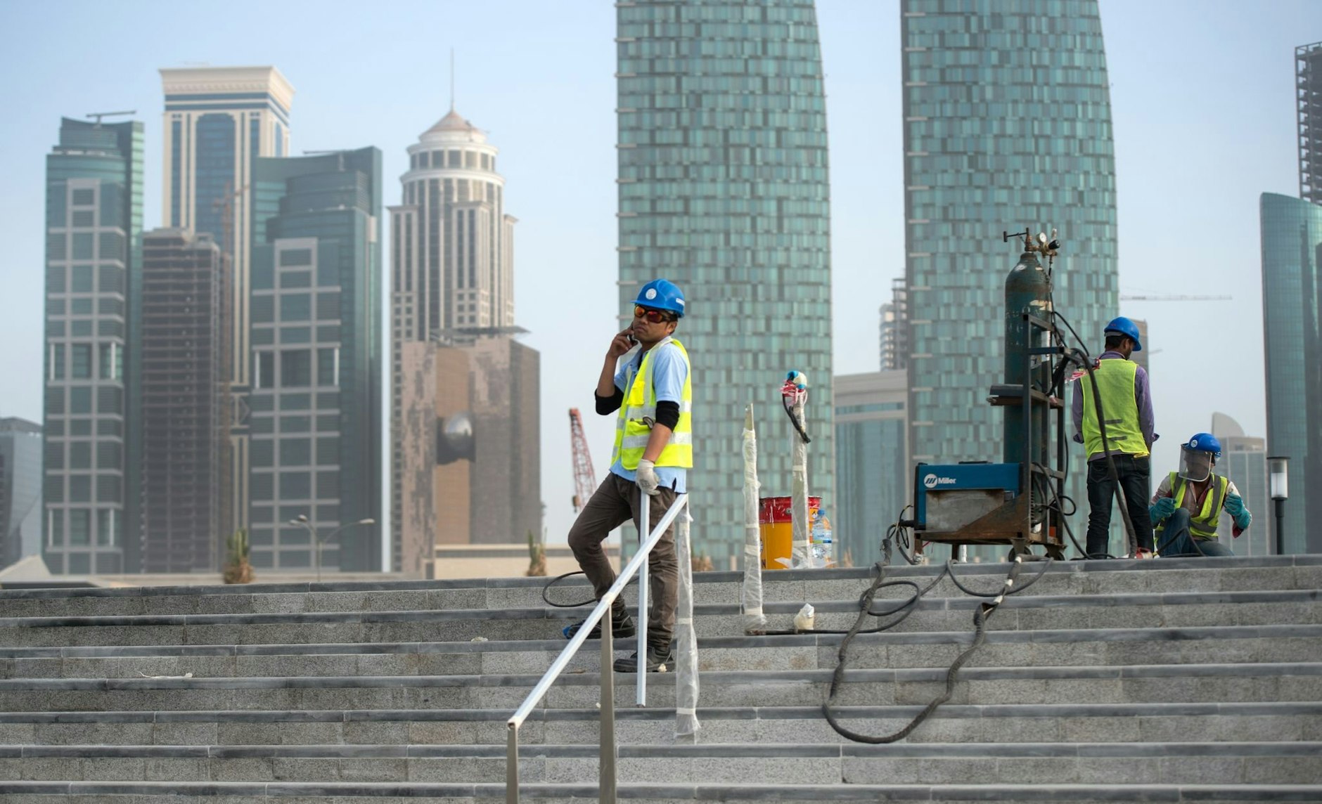 ARCHIV - Internationale Kritik gibt es nicht nur an der Vergabe, sondern auch an schwierigen Arbeitsbedingungen von ausländischen Bauarbeitern in Katar.  esse-Agentur GmbH/dpa