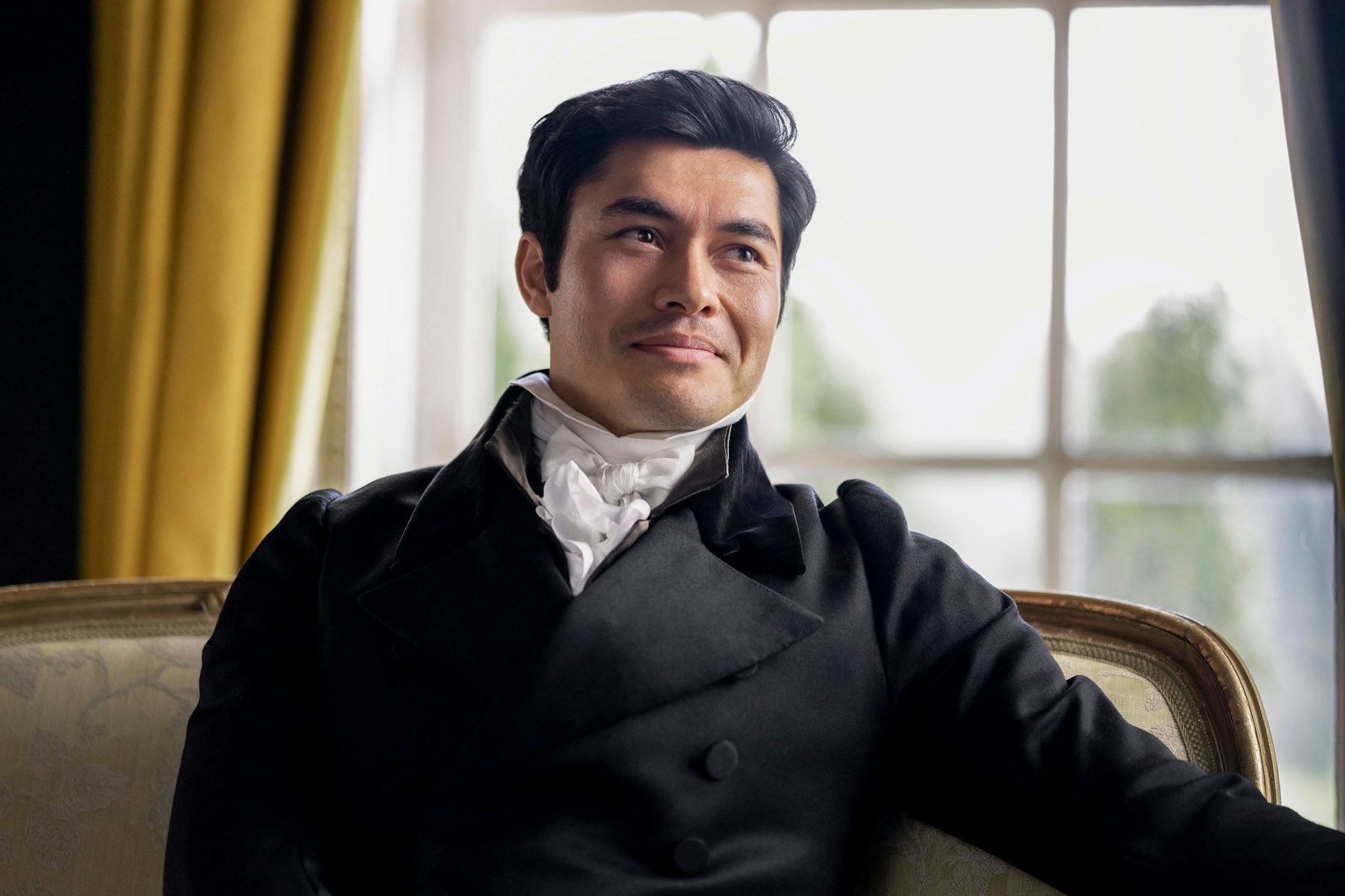 Henry Golding: Smart und in jedem Outfit ein Hingucker. Hier in der Netflix-Kostümschwarte „Überredung“.