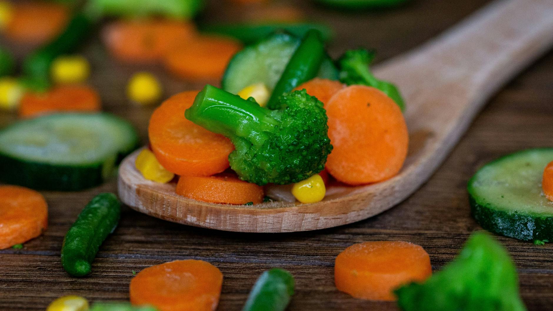 Buttergemüse gibt es fertig und für wenig im Supermarkt - mit Reis wird daraus ein leckeres Spar-Essen.