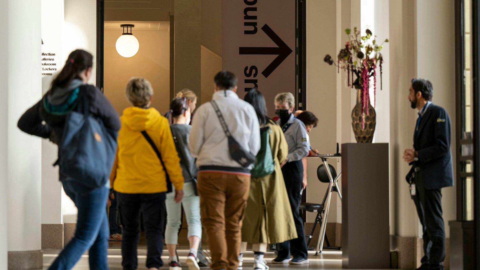 Zahlreiche Besucher warten am Morgen im Museum Barberini auf den Einlass. Jacken und Taschen müssen jetzt abgegeben werden.