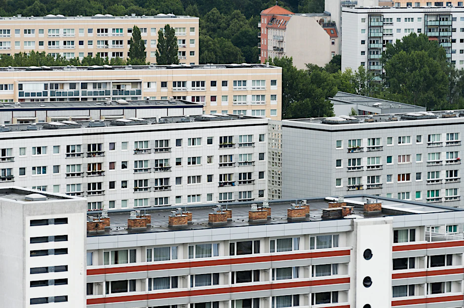 Wohnblöcke in Berlin. Kräftig steigende Strom- und Heizkosten belasten viele Mieterinnen und Mieter in Deutschland.&nbsp;
