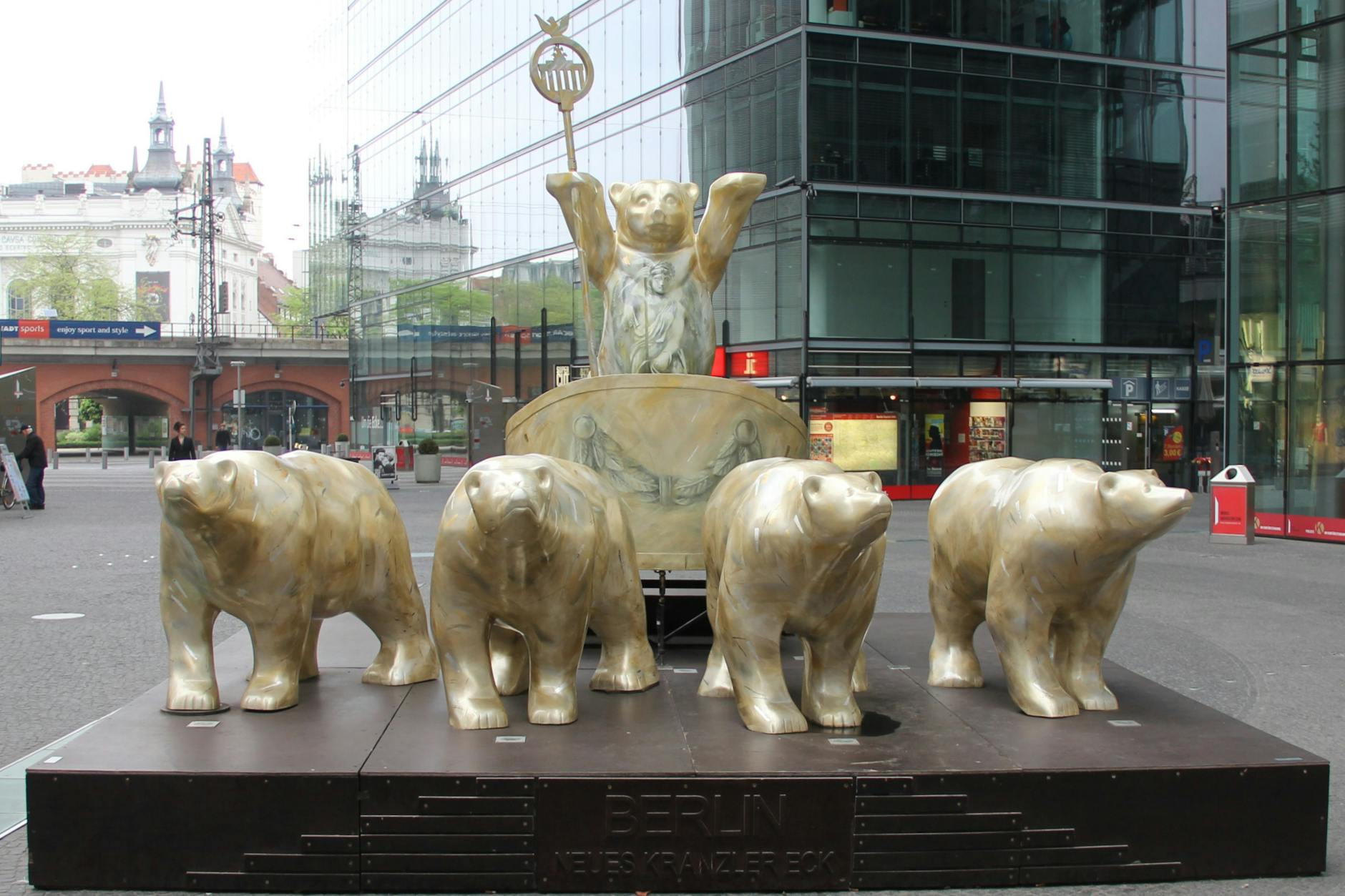 Irgendwie alles komisch: Die Bären sehen aus wie große Ratten, der Fuchtel-Buddy hat einen Stab durch die fette Pfote gebohrt und das Ganze ist auch noch mit Goldfarbe angesprüht. Schön ist das nicht.