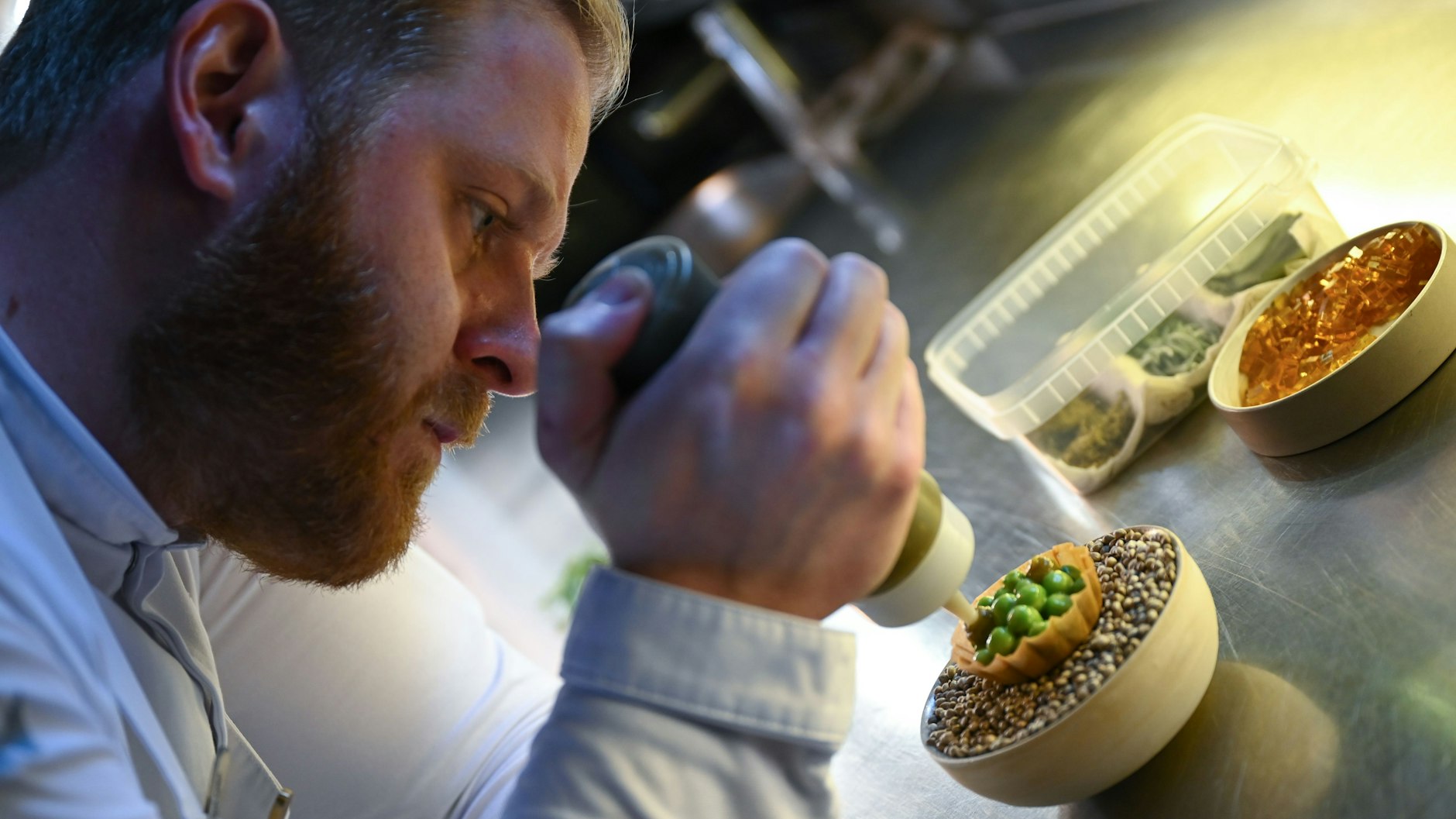 Ricky Saward bereitet mit viel Liebe ein veganes Amuse-Bouche zu.