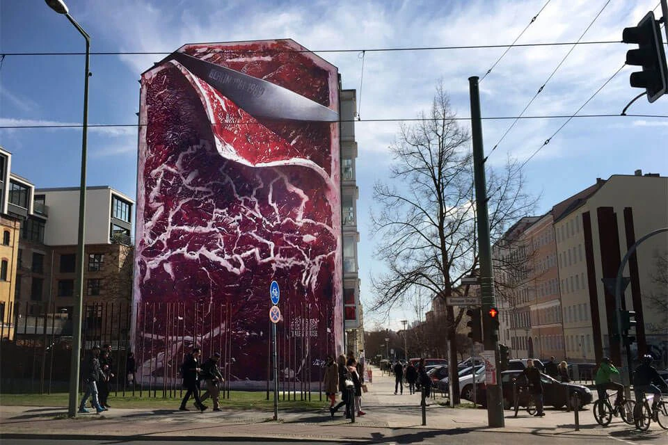 Ekelkunst oder Meat Market? Die Steakmauer soll irgendwas von der Wiedervereinigung erzählen. Bäh.