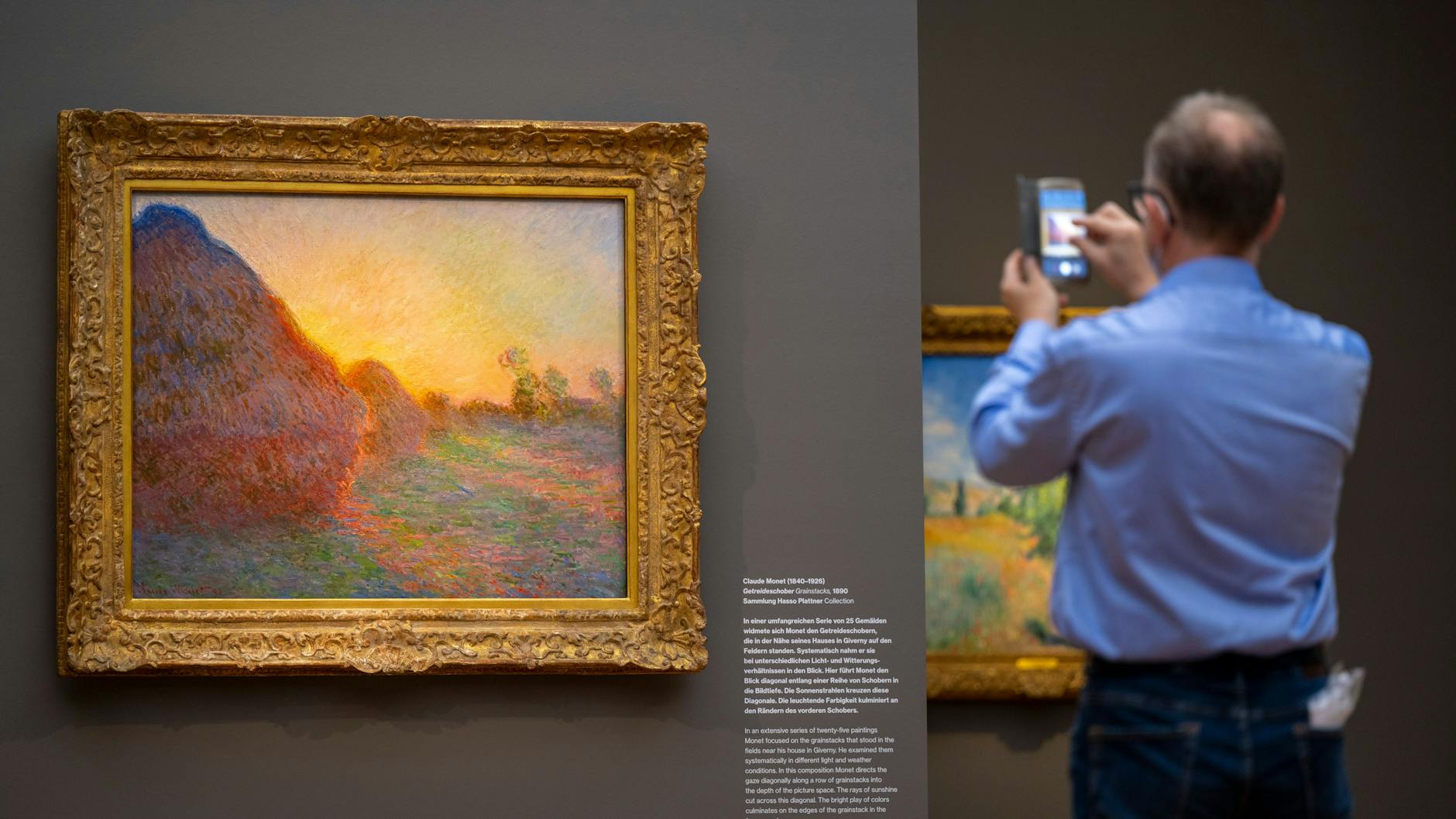 Wieder ohne Kartoffelbrei: Ein Besucher fotografiert das Gemälde «Getreideschober» (1890) von Claude Monet im Museum Barberini.
