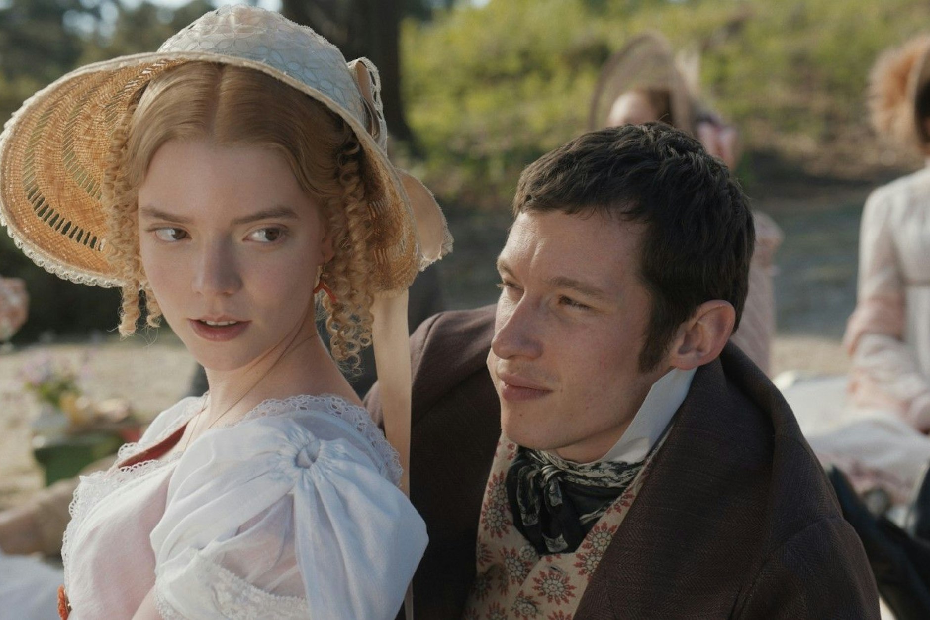 Würde für Bond sicherlich den Anzug wechseln: Callum Turner, hier mit der famosen Anya Taylor-Joy in der gefühlt 5000. Verfilmung von Jane Austens „Emma“.
