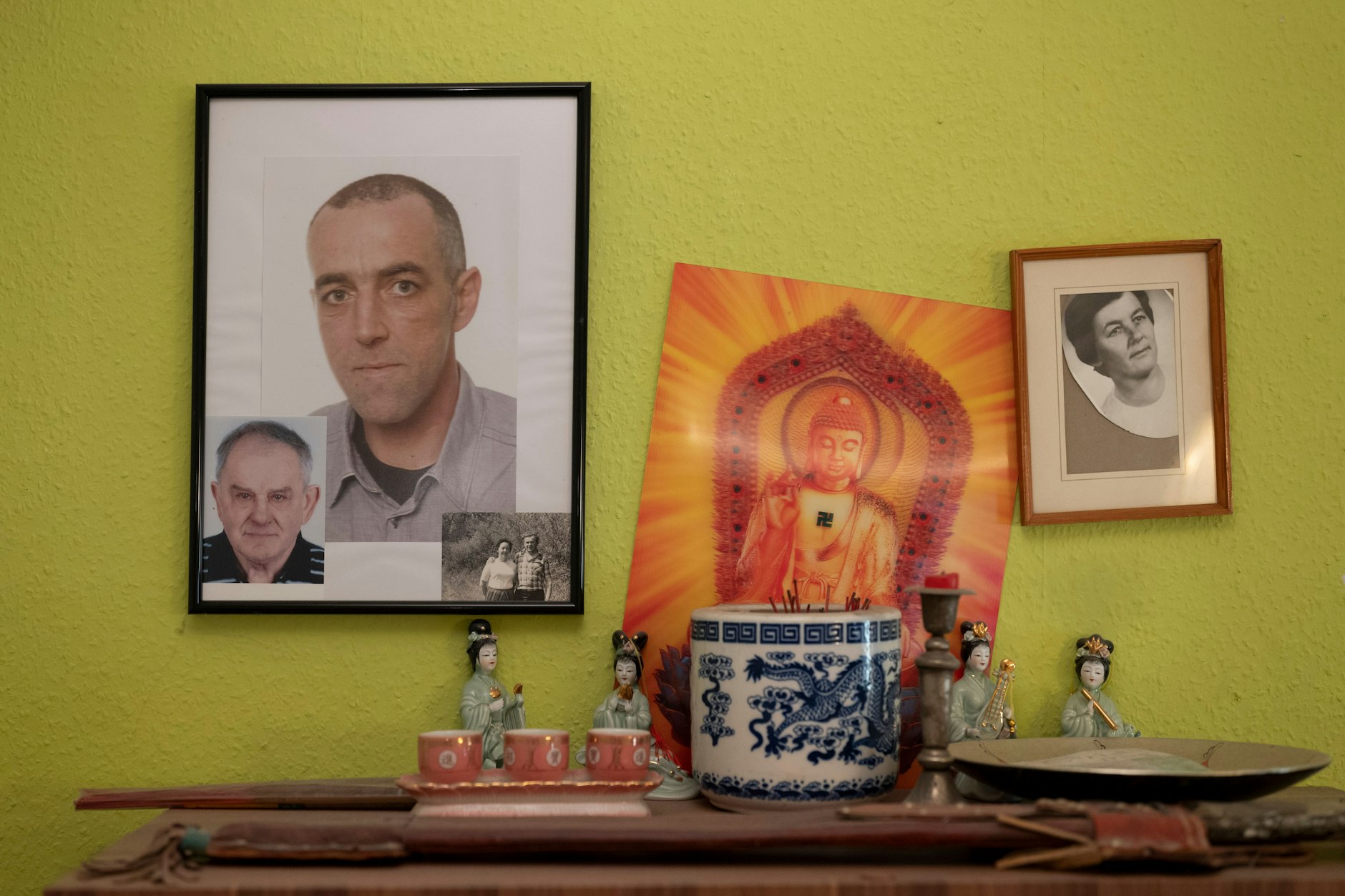 Vor dem Bild ihres Mannes hat Frau Hoang einen kleinen Altar errichtet.&nbsp;