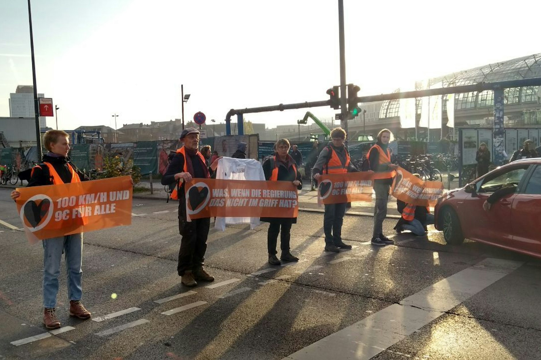 Aktivisten der „Letzten Generation“ am Montagmorgen auf der Invalidenstraße.