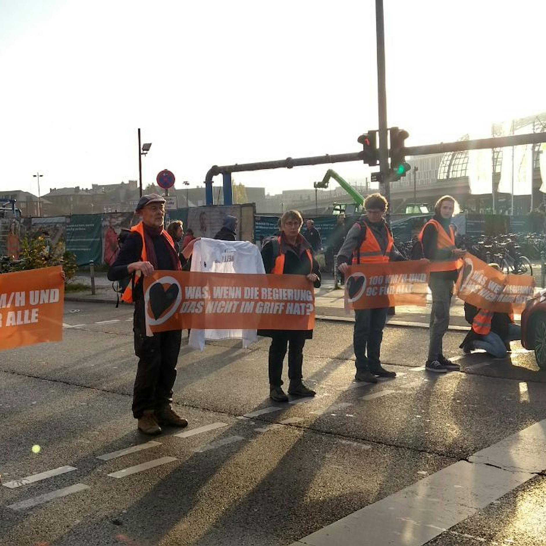 Klima-Kleber stören wieder: „Letzte Generation“ blockiert Berliner Norden