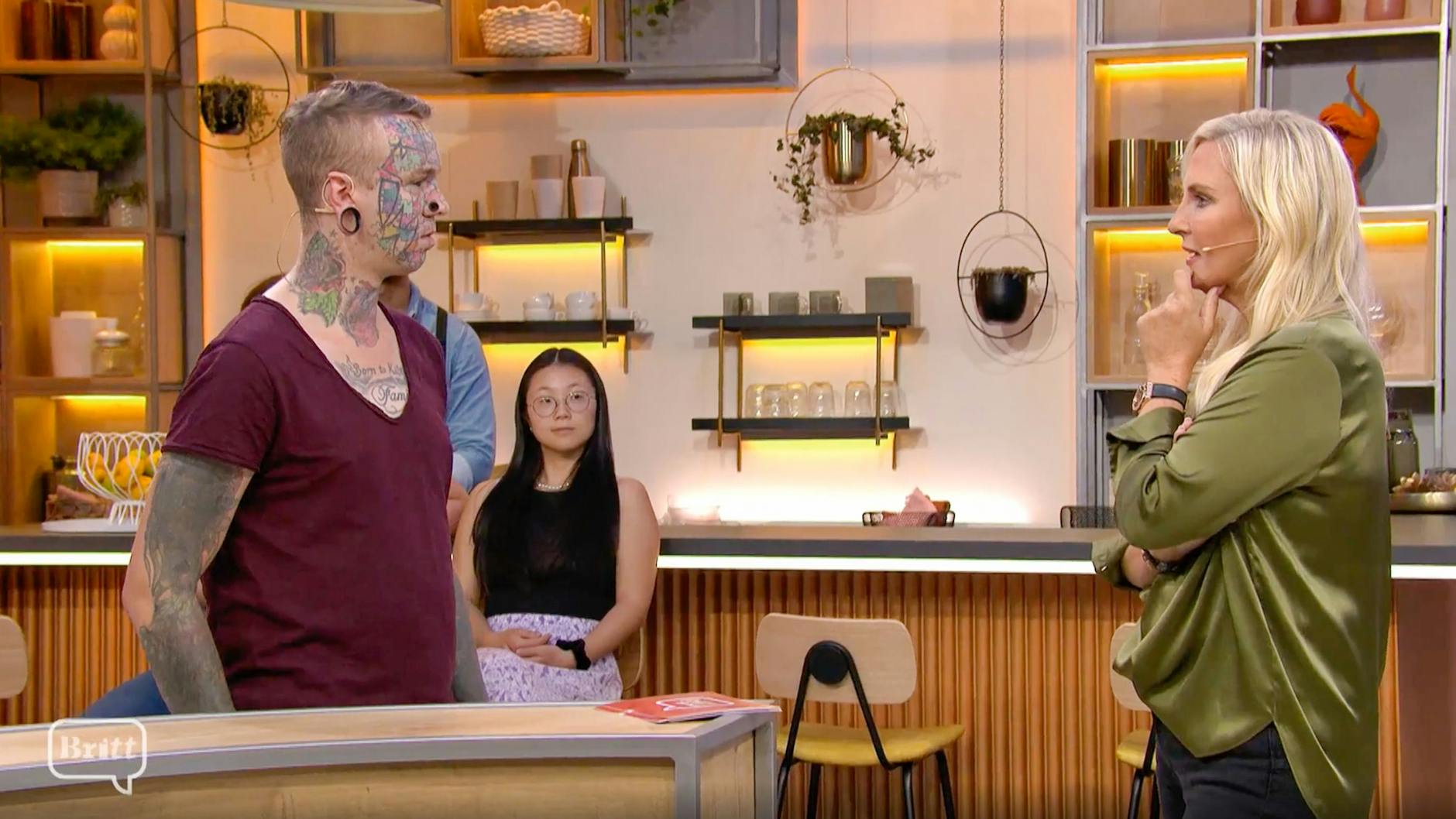 Britt Hagedorn in ihrer ersten Comeback-Folge mit einem Tattoo-Liebhaber als Gast.