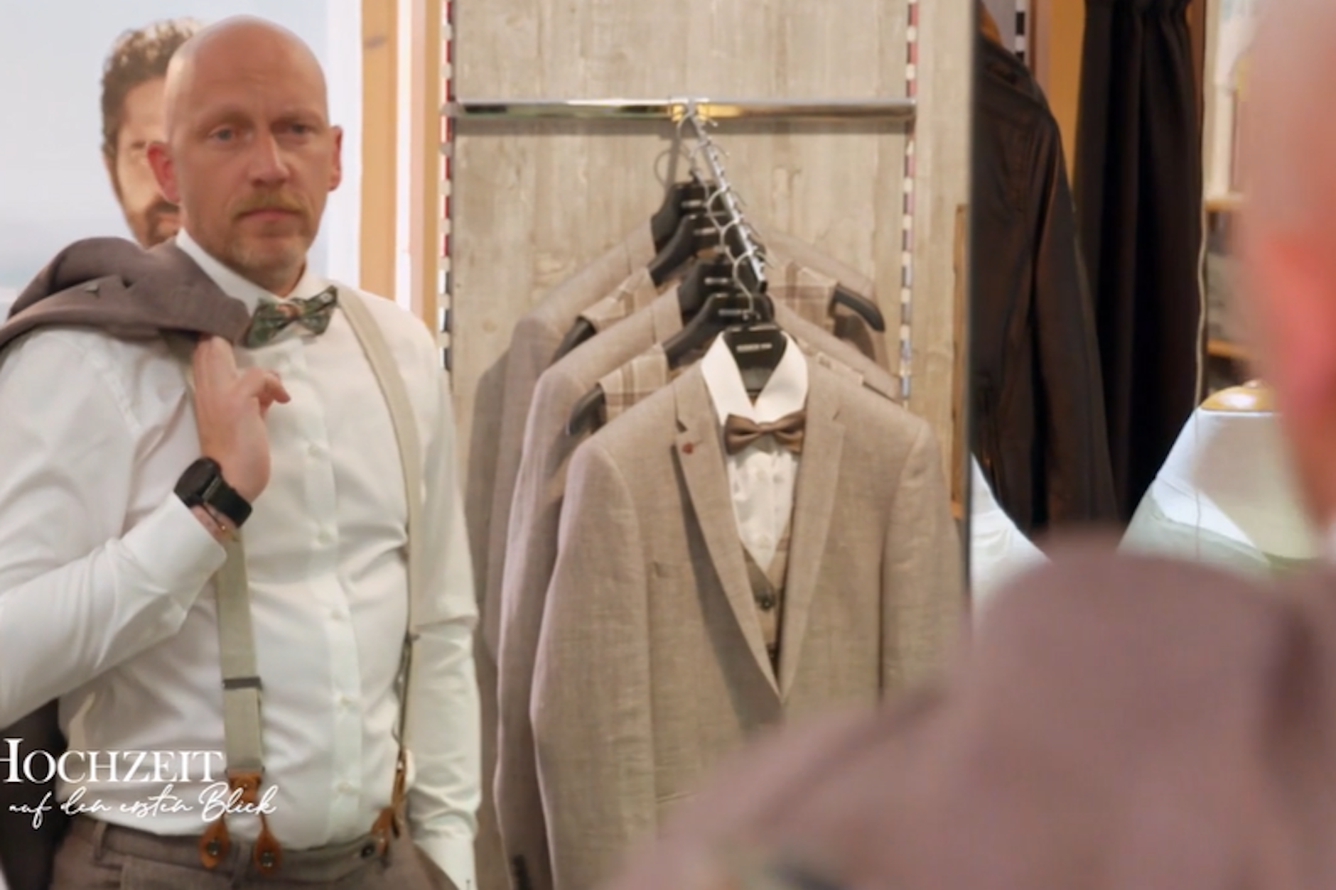 „Hochzeit auf den ersten Blick“-Kandidat Oliver hat den für sich perfekten Anzug gefunden.