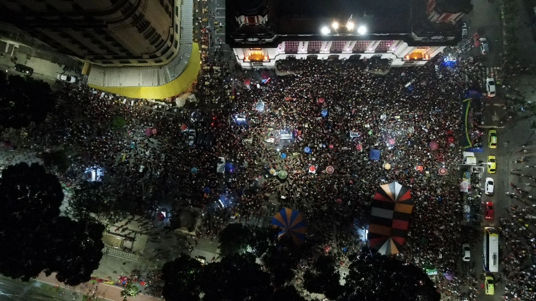 Zahlreiche Menschen versammeln sich in der Innenstadt von Rio de Janeiro.  