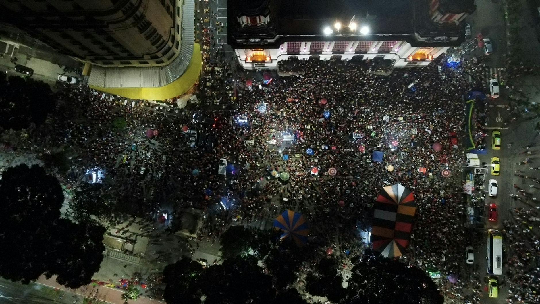 Zahlreiche Menschen versammeln sich in der Innenstadt von Rio de Janeiro.