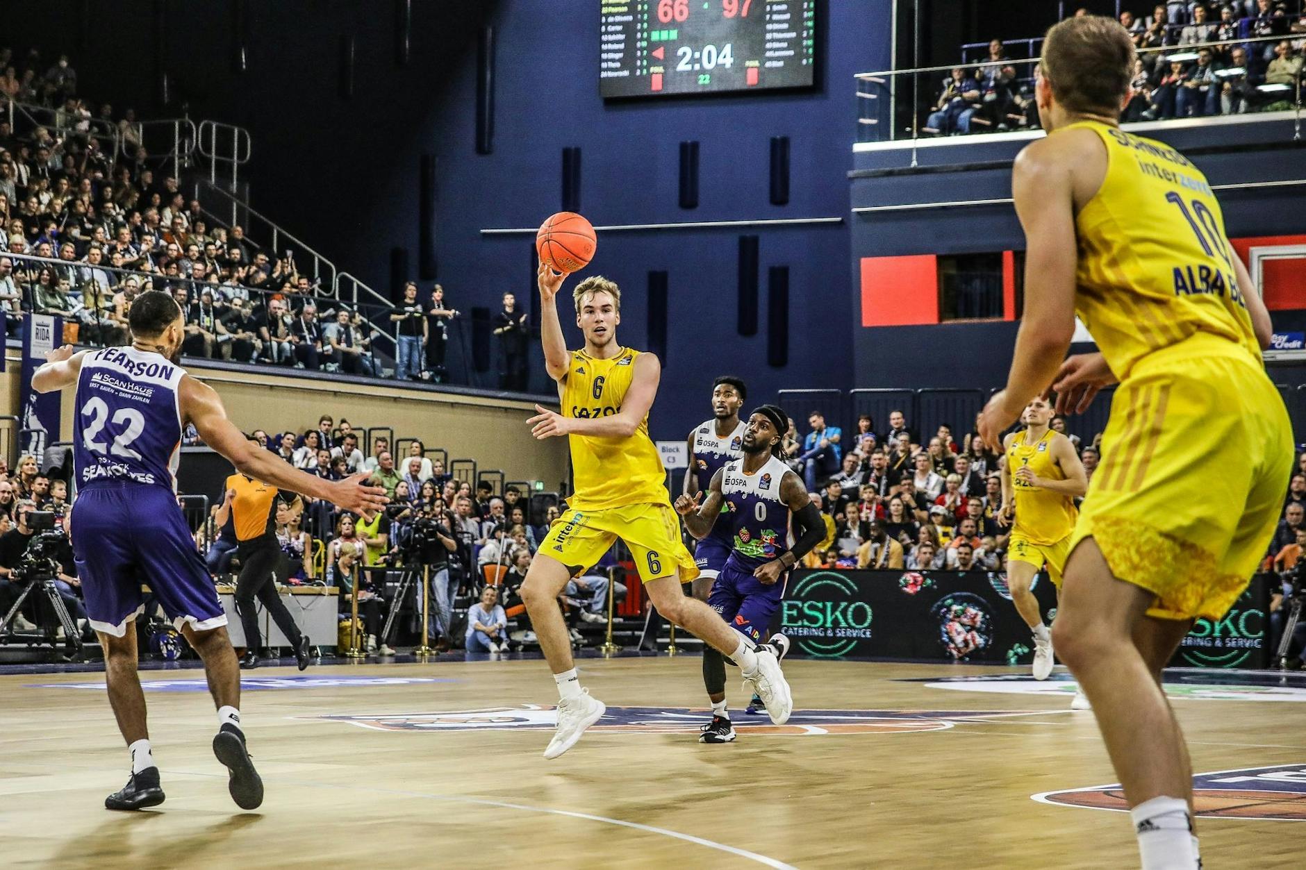 Malte Delow (M) von Berlin am Ball.